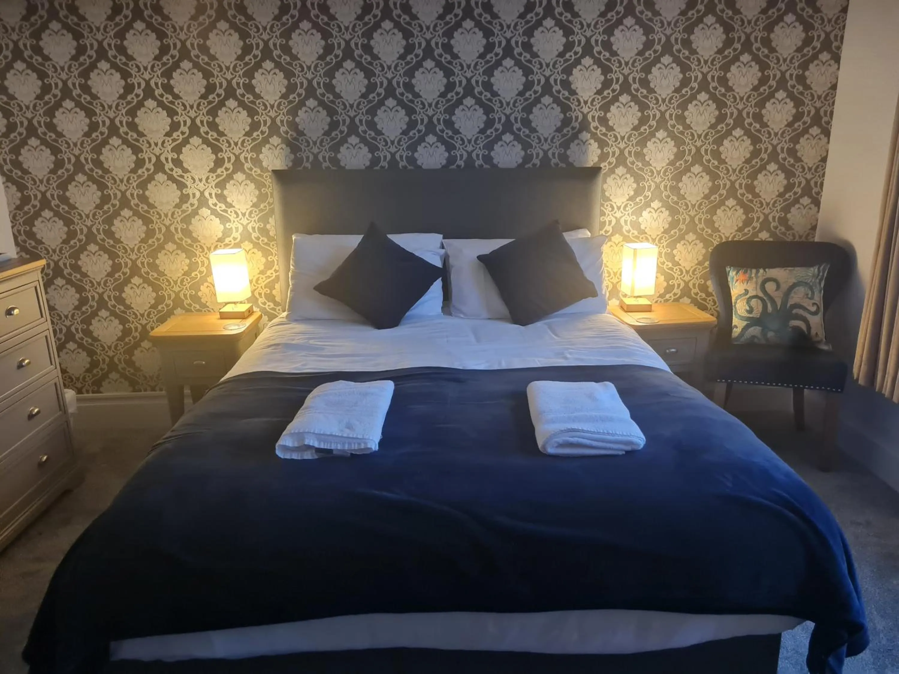 Bedroom, Bed in Victoria Hotel