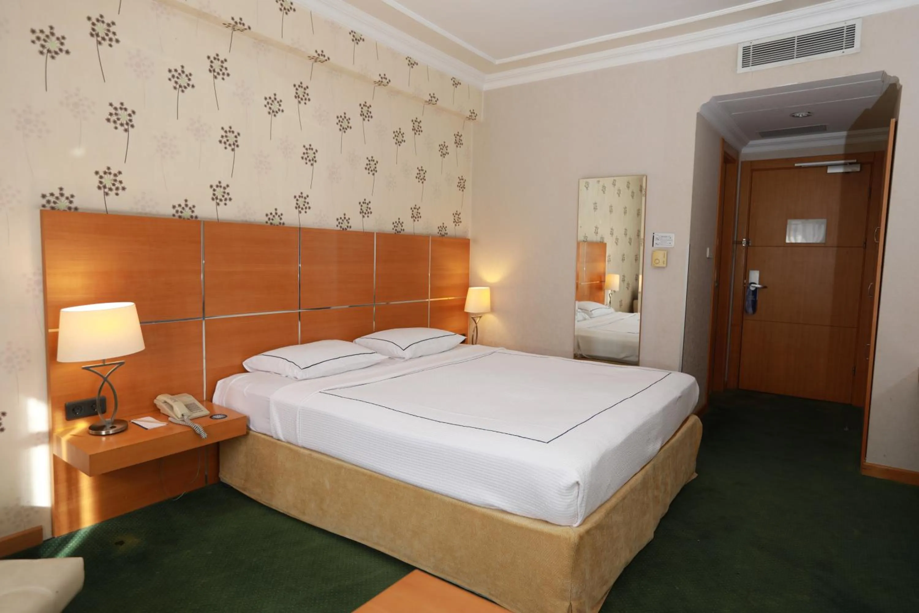 Photo of the whole room, Bed in Anemon Grand Manisa Otel