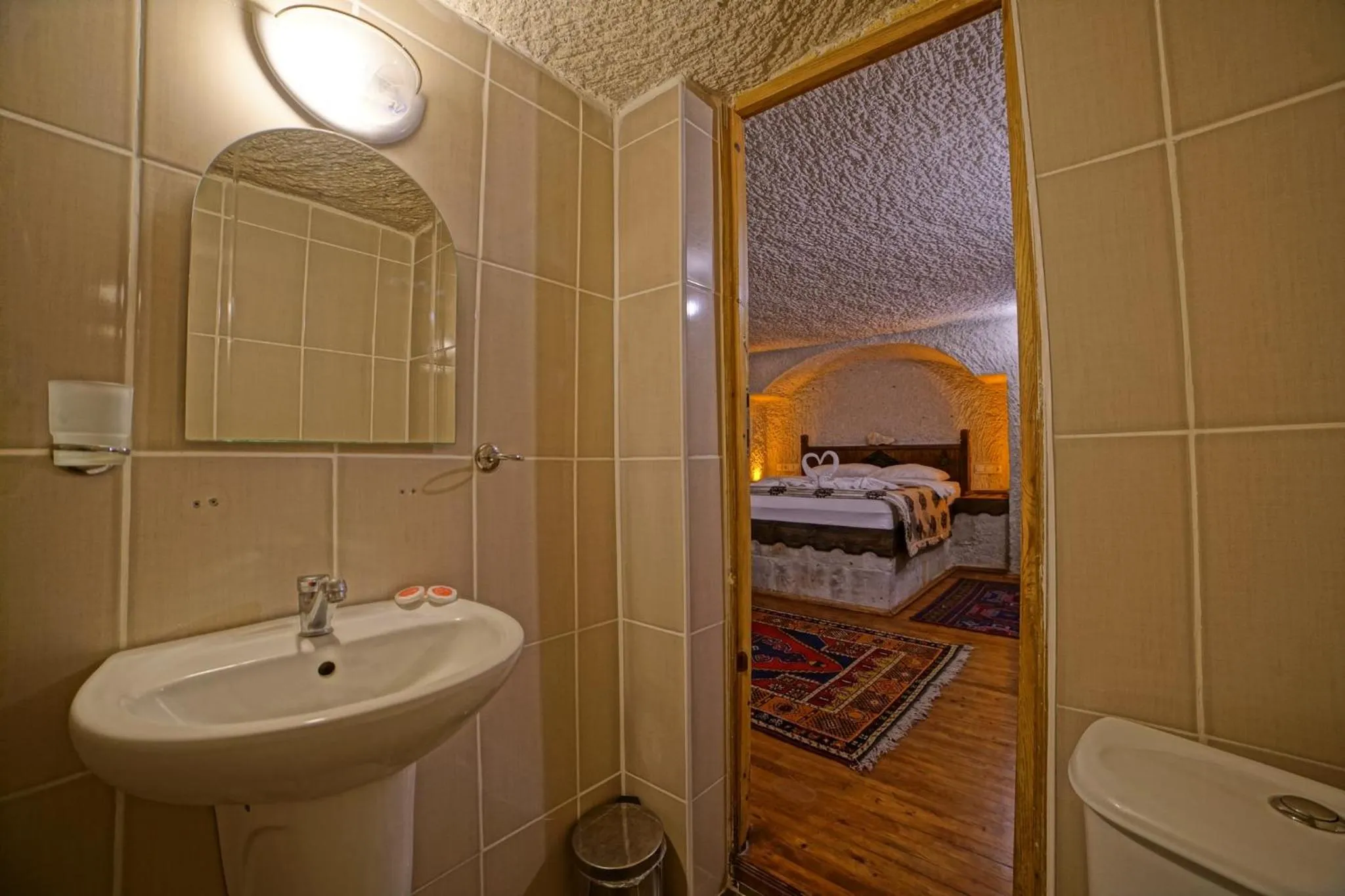 Shower, Bed in Melek Cave Hotel