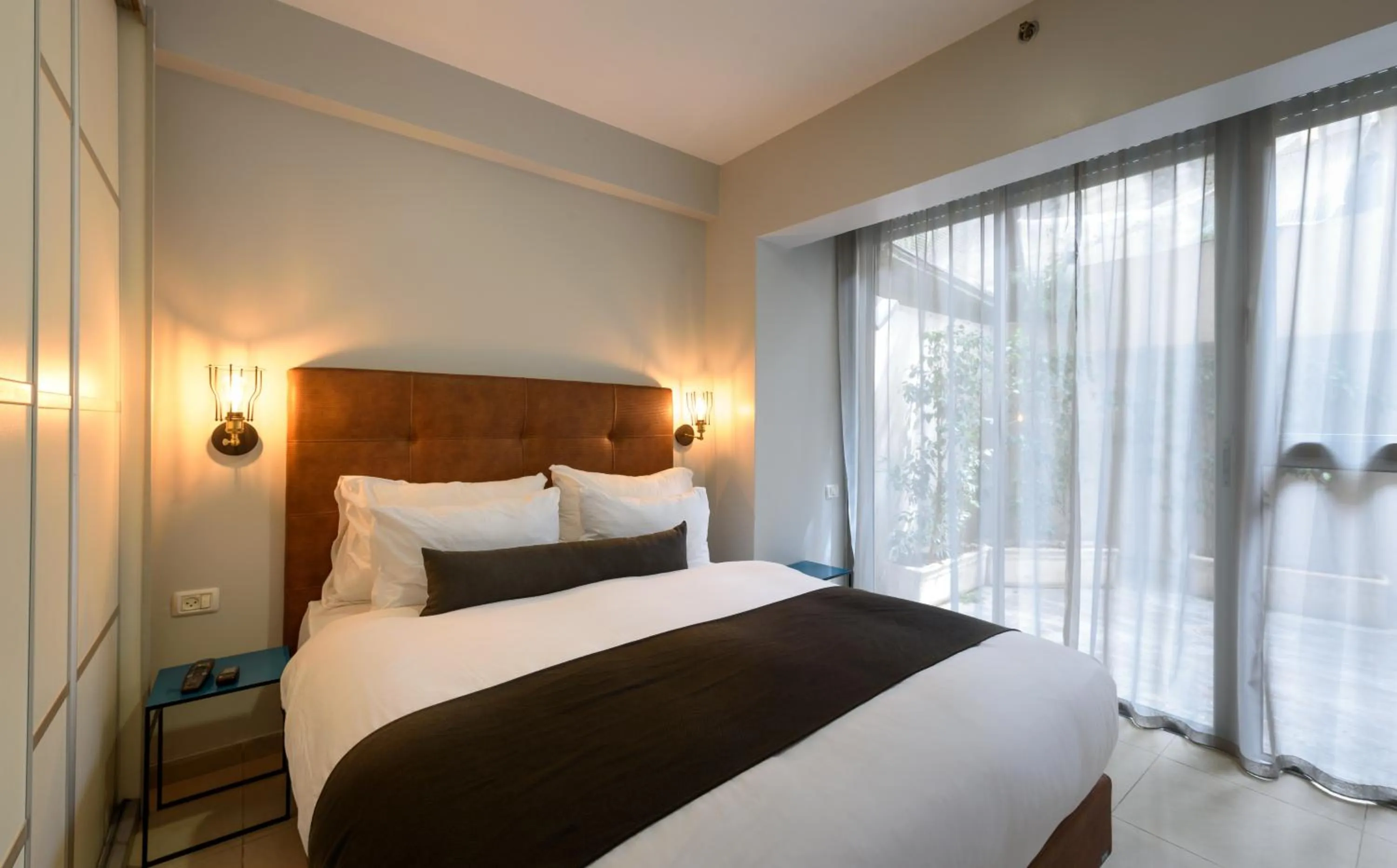 Photo of the whole room, Bed in Sea Land Suites