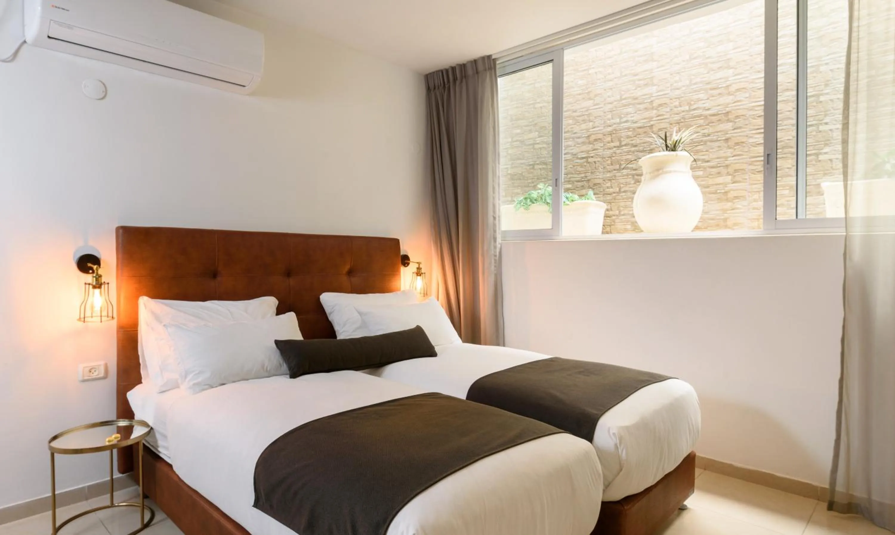 Photo of the whole room, Bed in Sea Land Suites