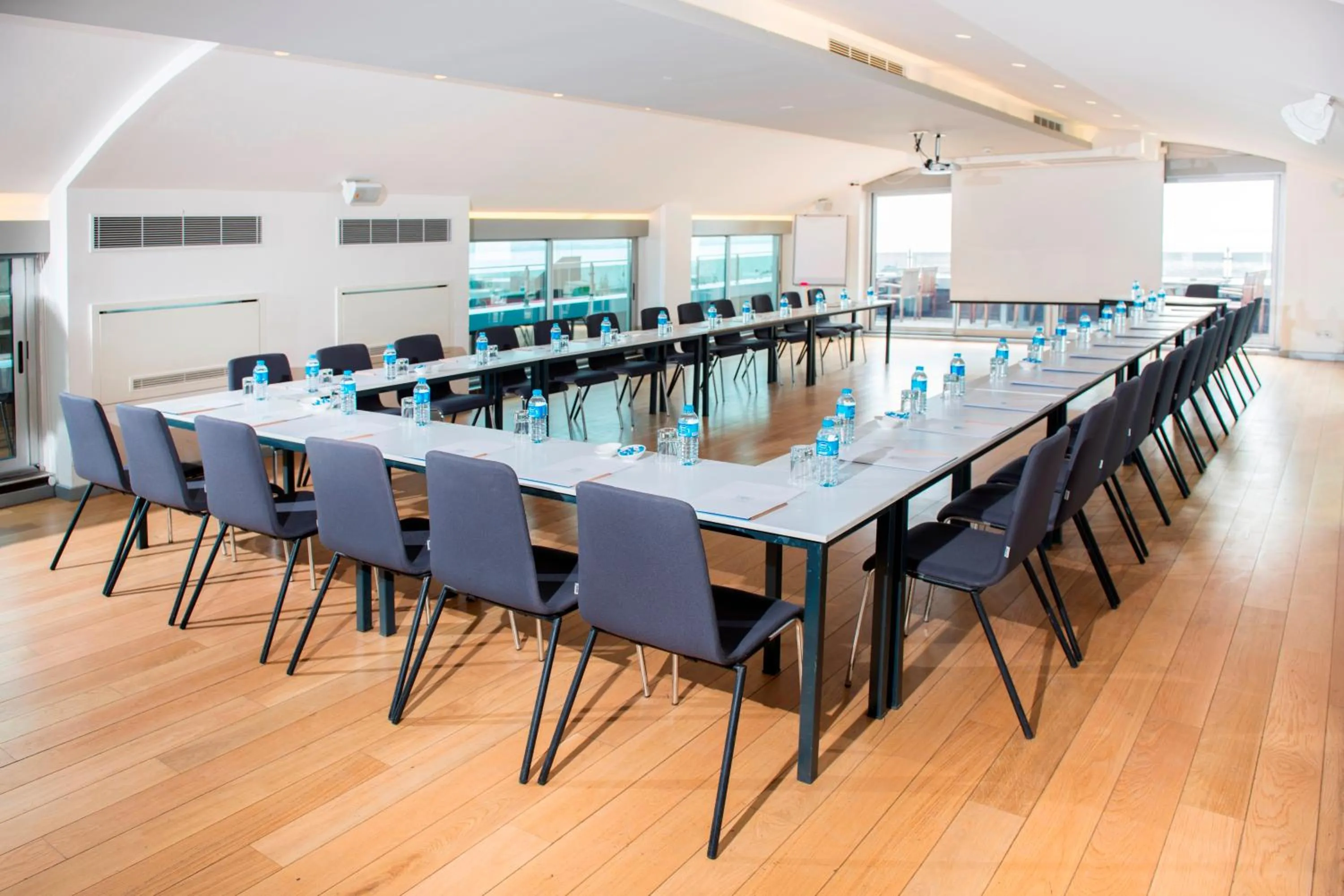 Business facilities in Wes Hotel