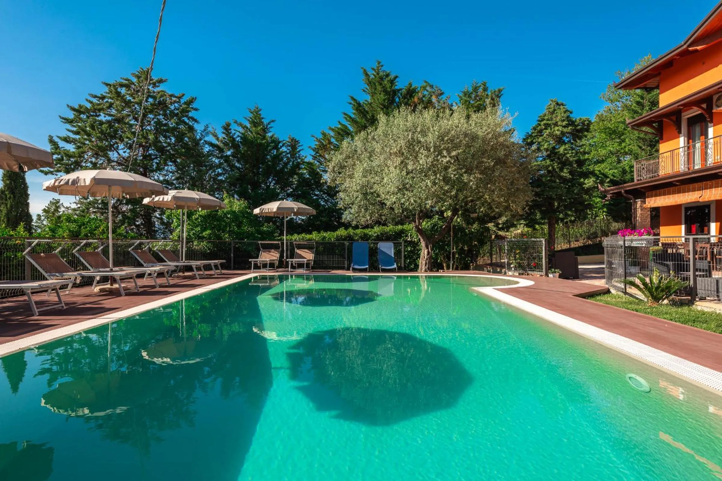 Swimming pool in B&B La Mortella