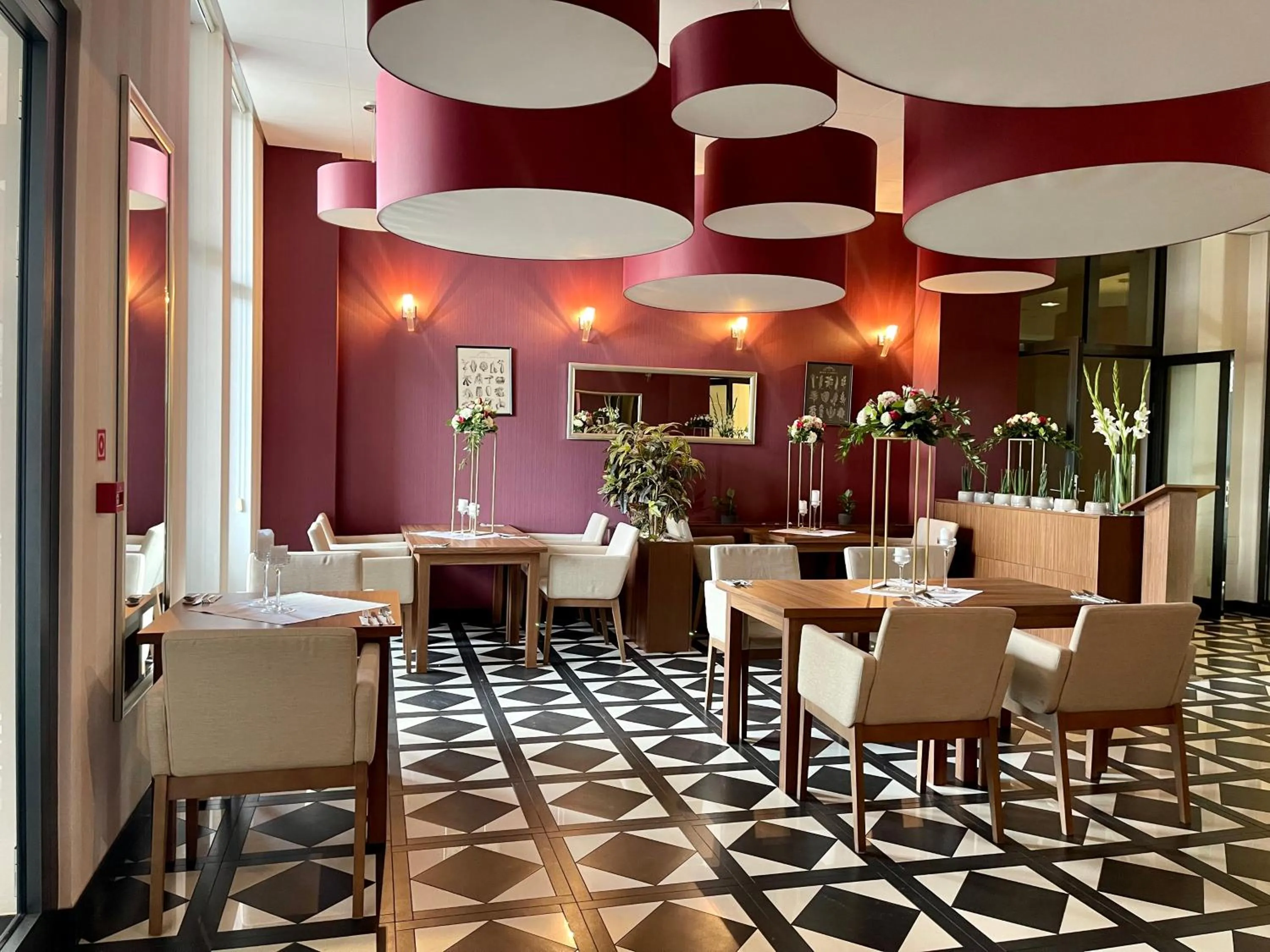 Restaurant/places to eat in Hotel Swing