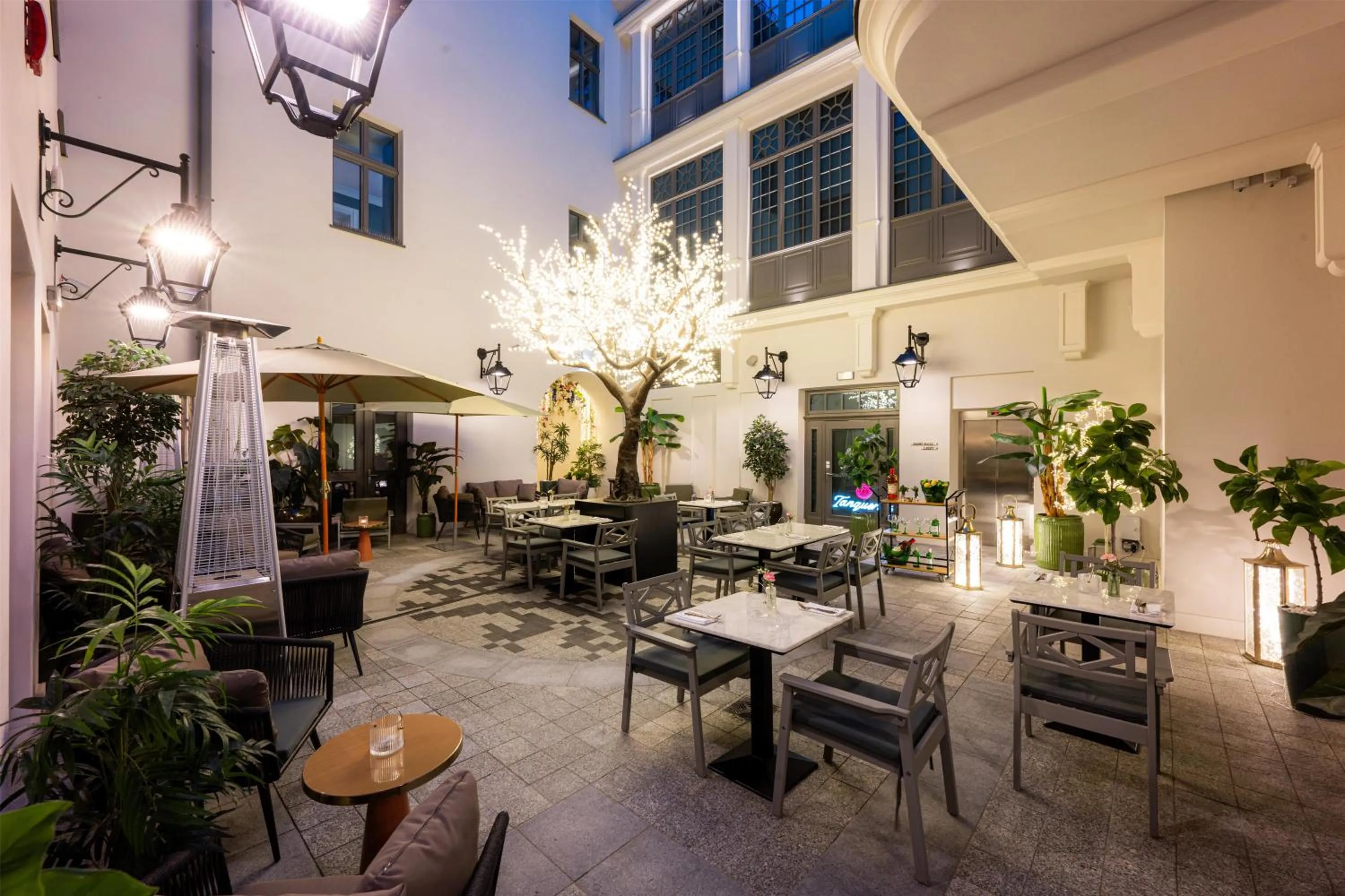 Restaurant/places to eat in Hotel Saski Krakow Curio Collection by Hilton