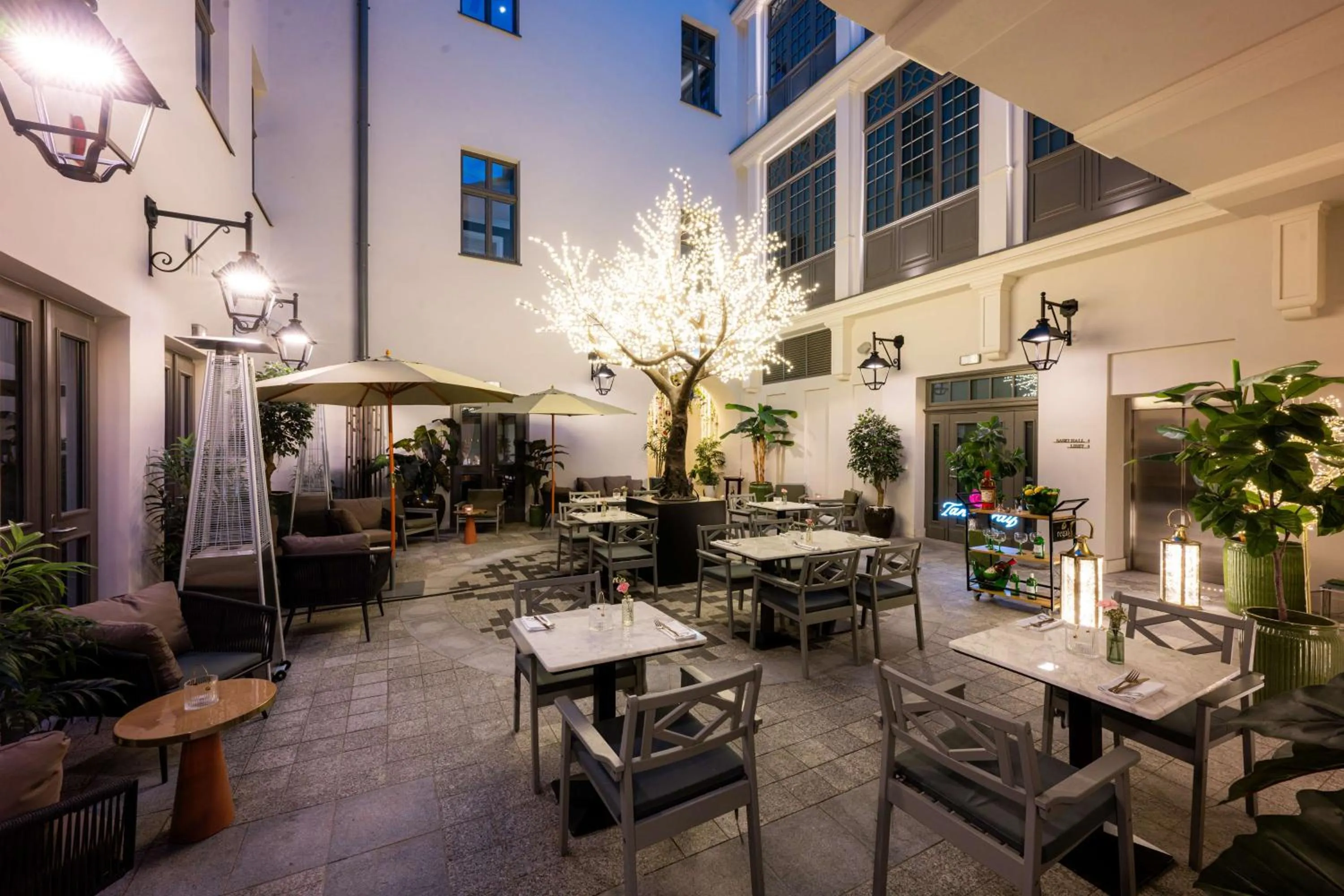 Restaurant/places to eat in Hotel Saski Krakow Curio Collection by Hilton