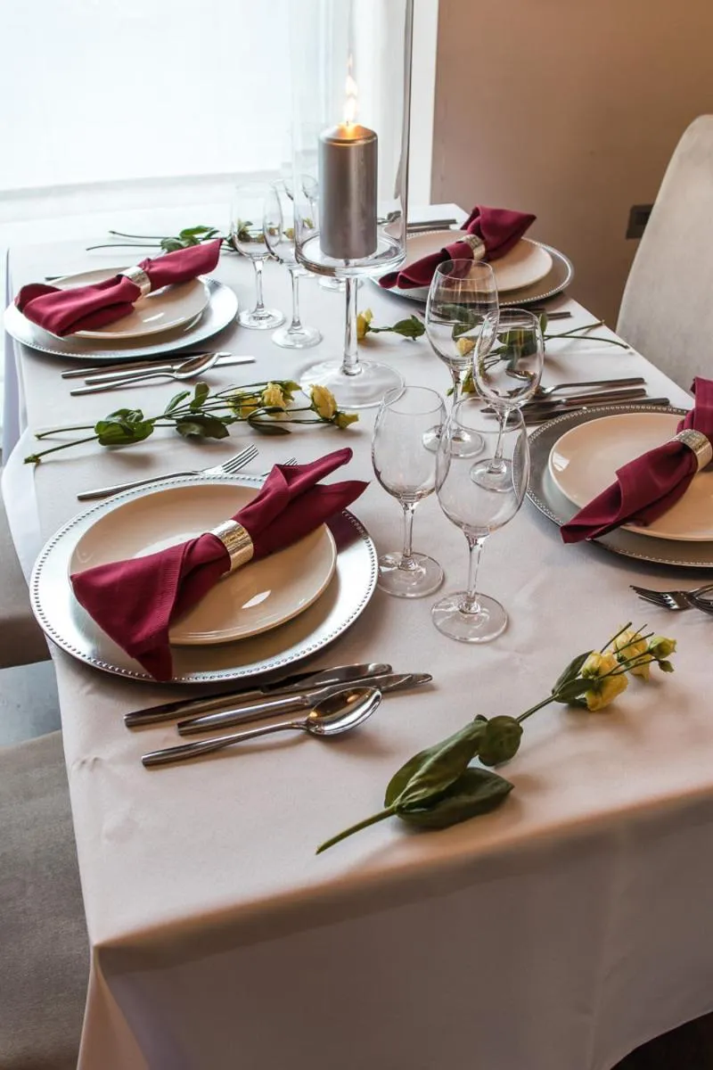 Restaurant/places to eat in Iness Hotel