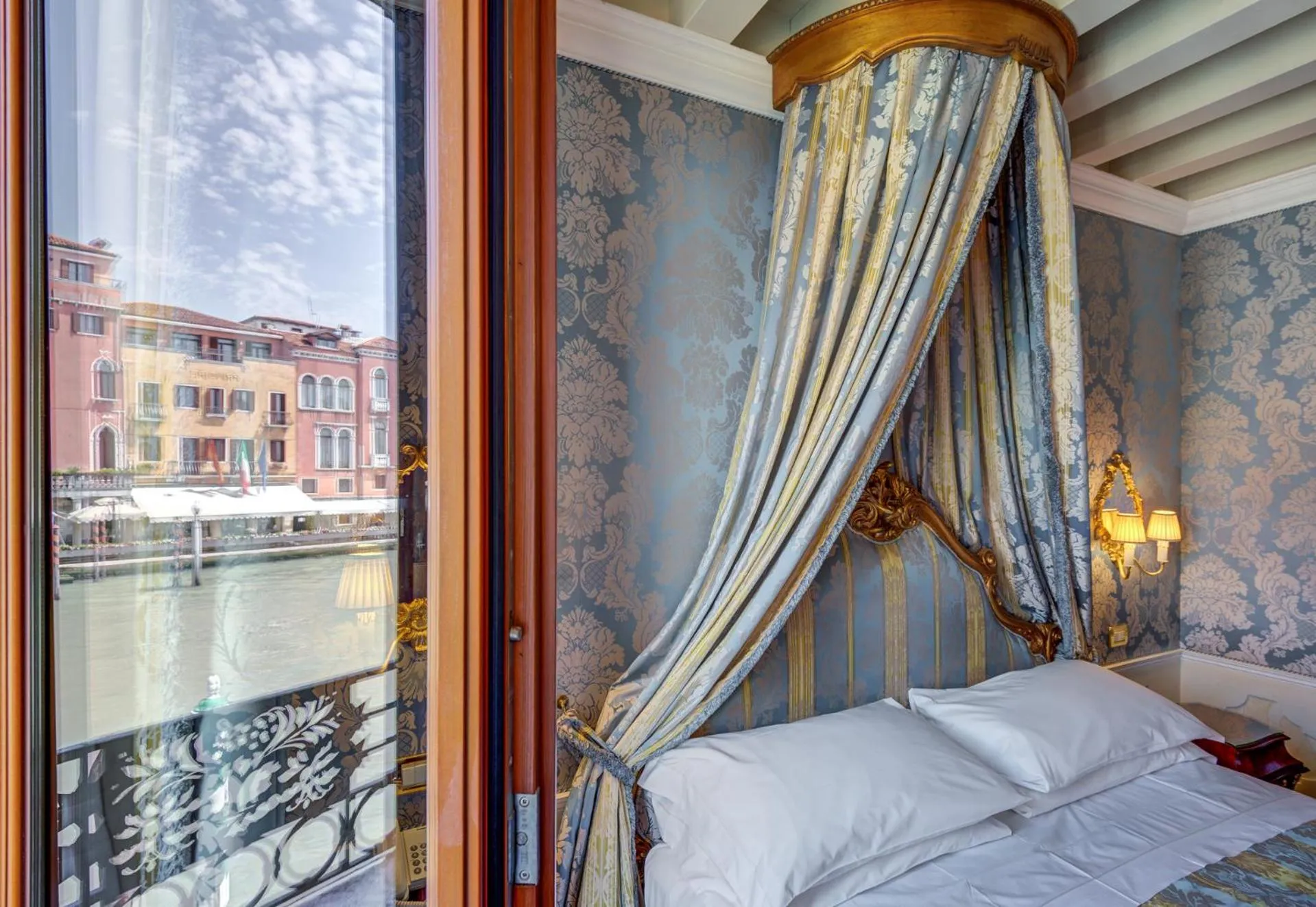 Bed in Canal Grande