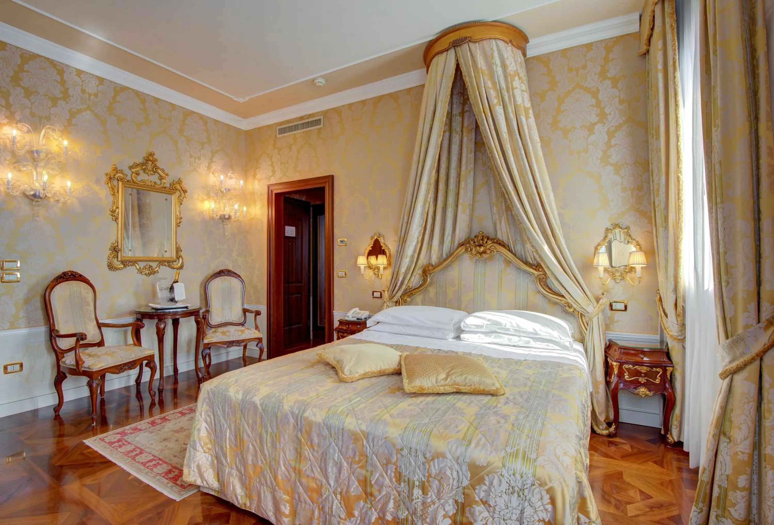 Photo of the whole room, Bed in Canal Grande