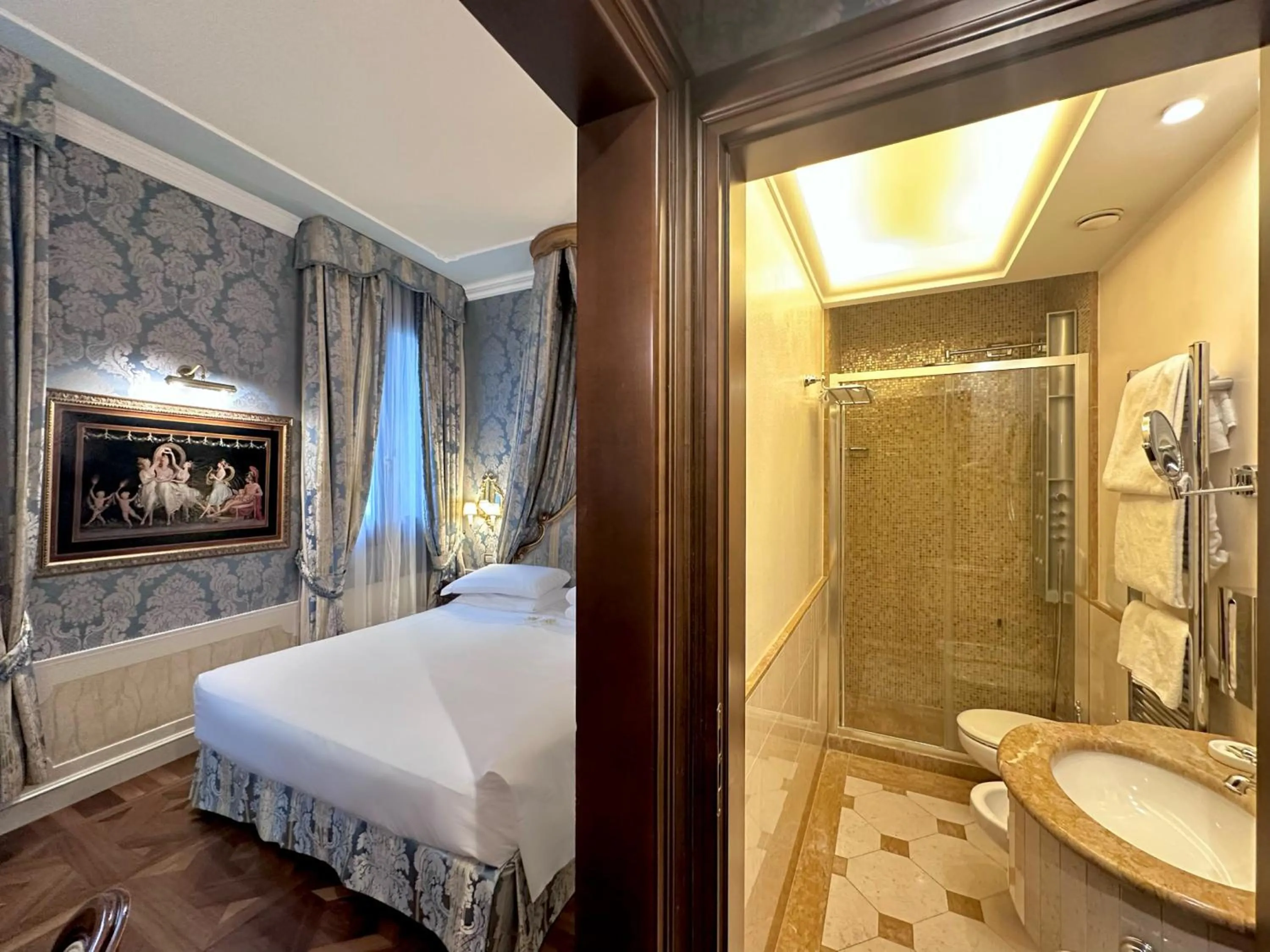 Shower, Bed in Canal Grande