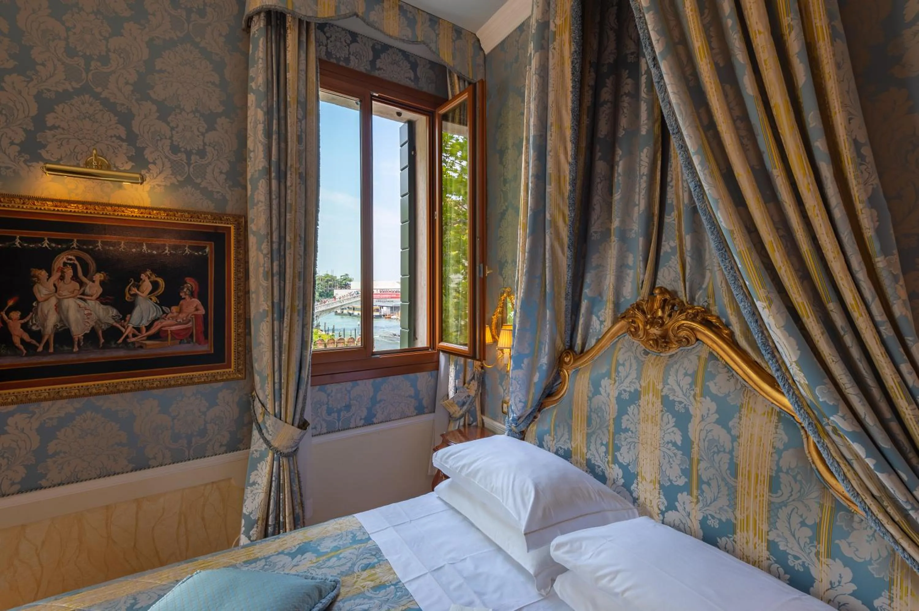 Sea view, Bed in Canal Grande