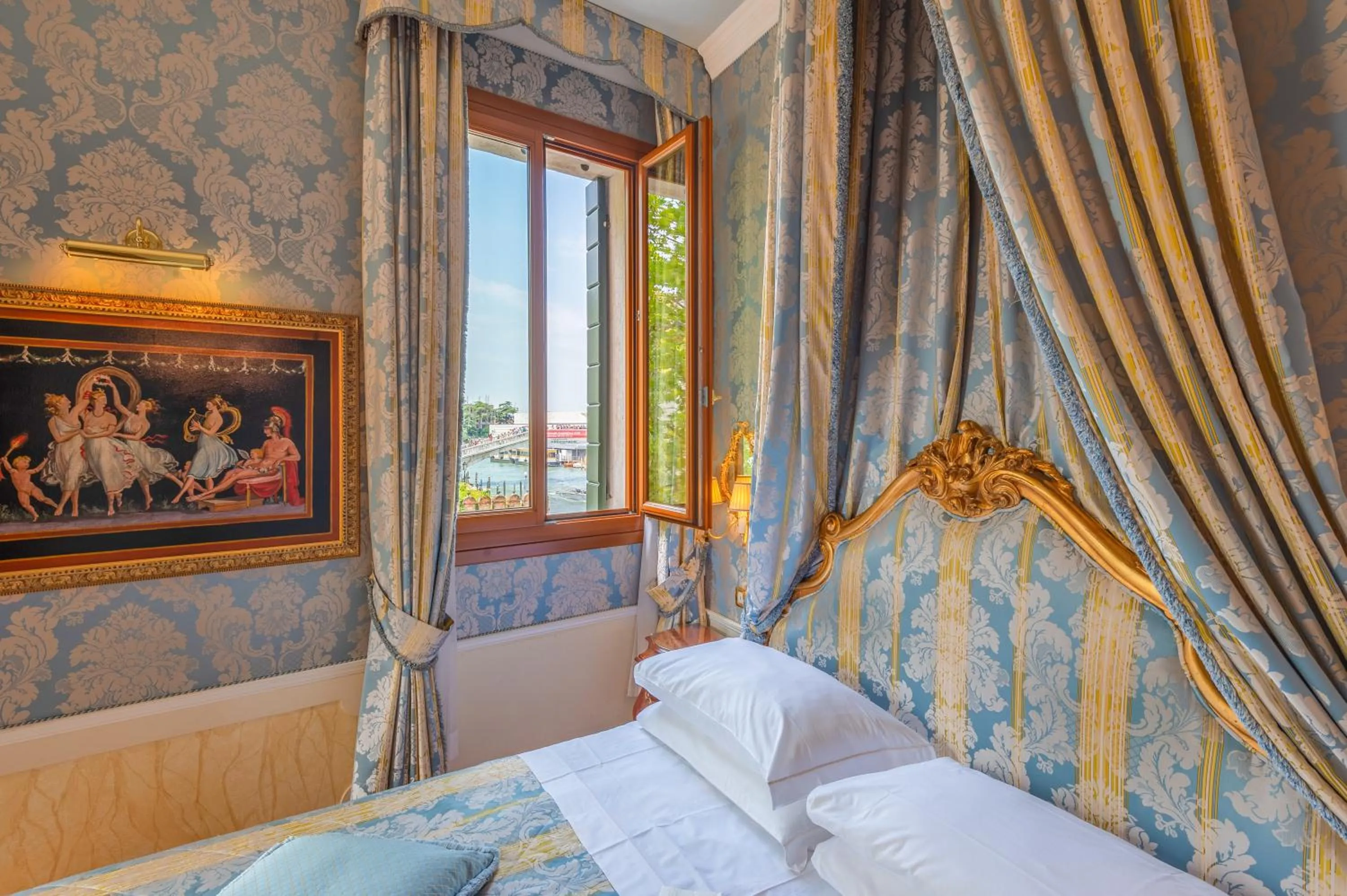 View (from property/room), Bed in Canal Grande