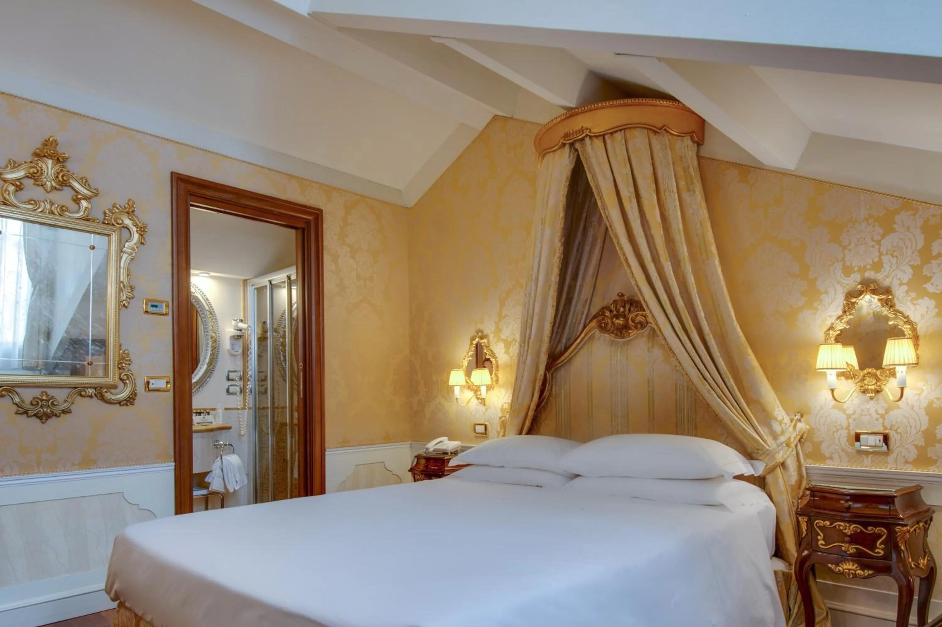 Bedroom, Bed in Canal Grande