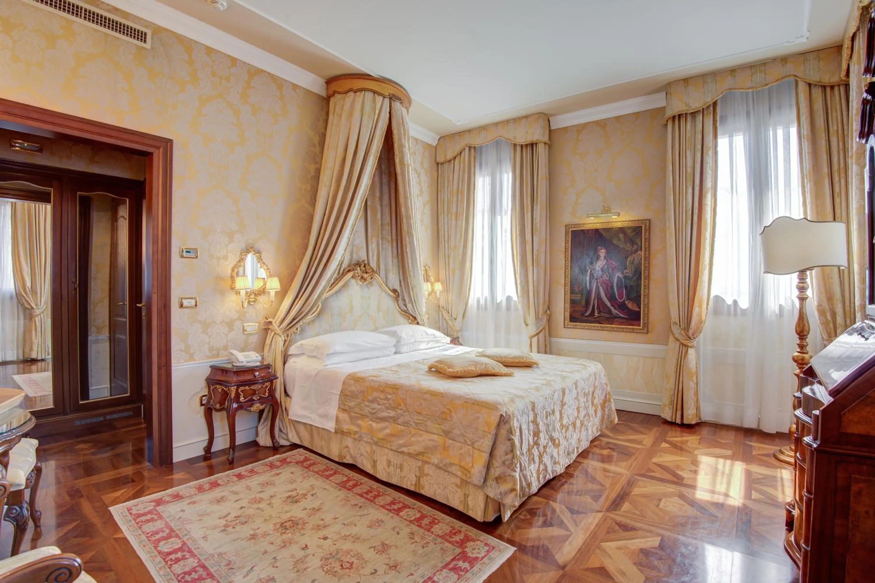 Photo of the whole room, Bed in Canal Grande