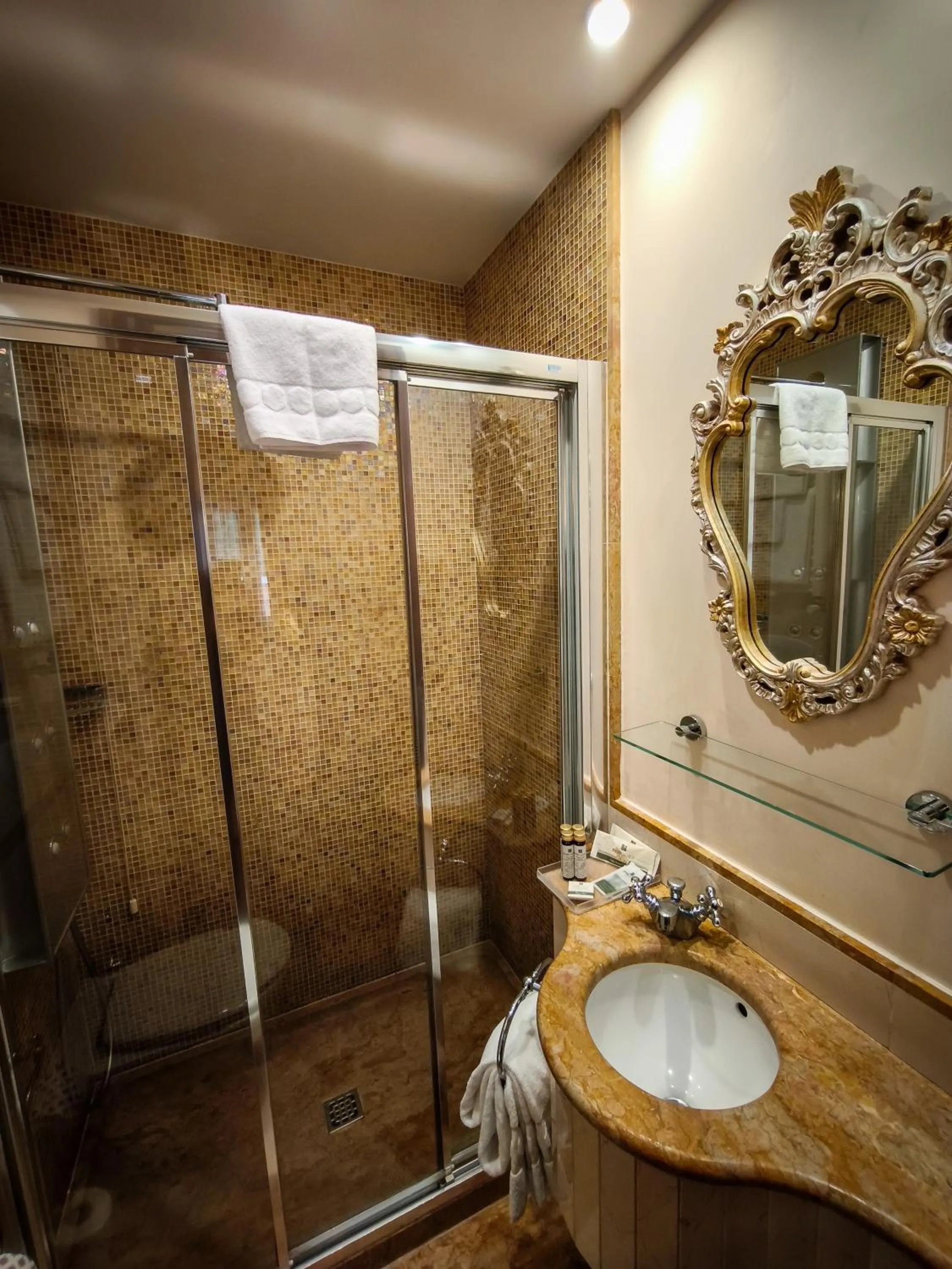 Shower in Canal Grande