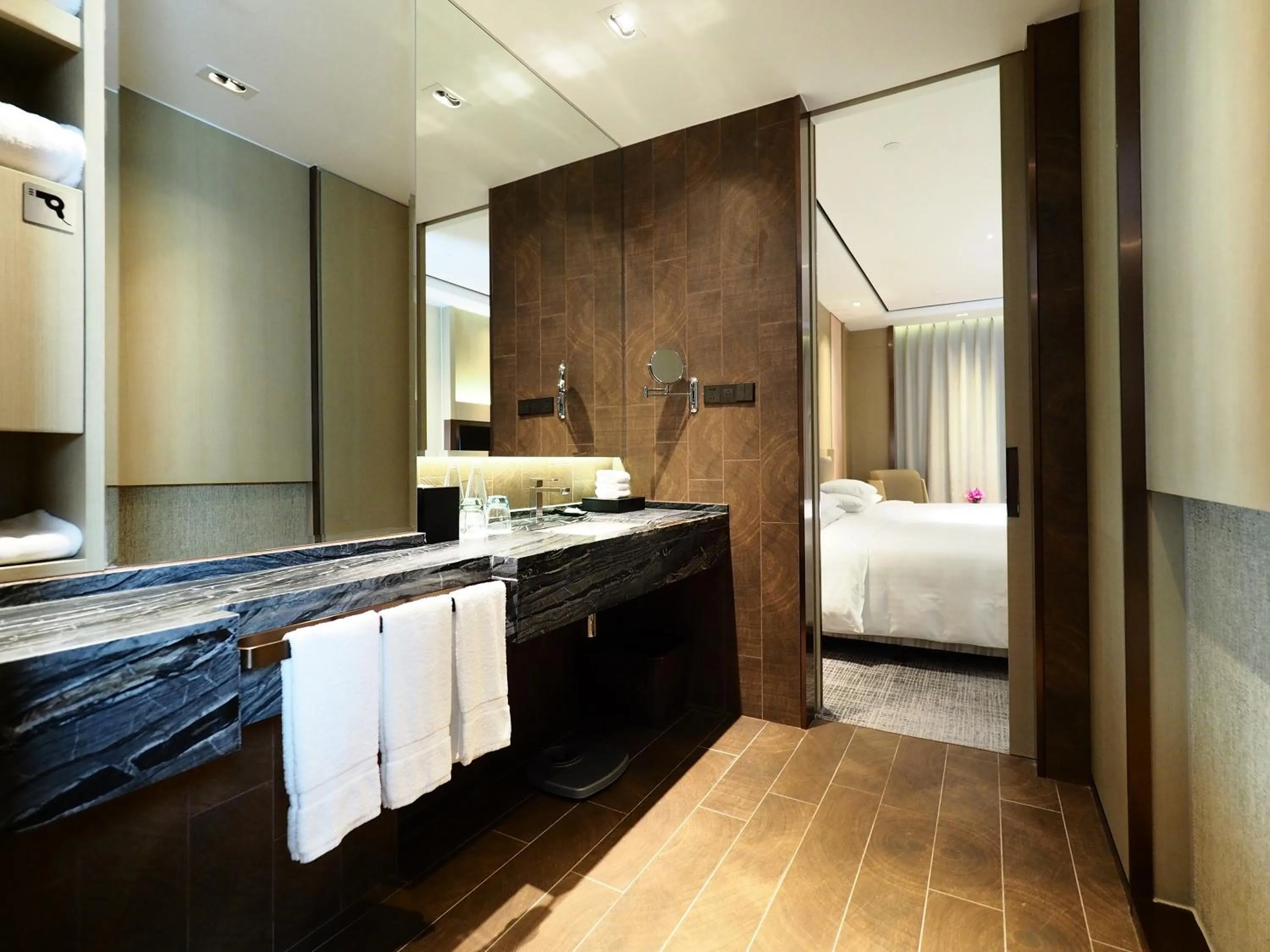 Bathroom, Bed in Courtyard by Marriott Shanghai International Tourism and Resorts Zone