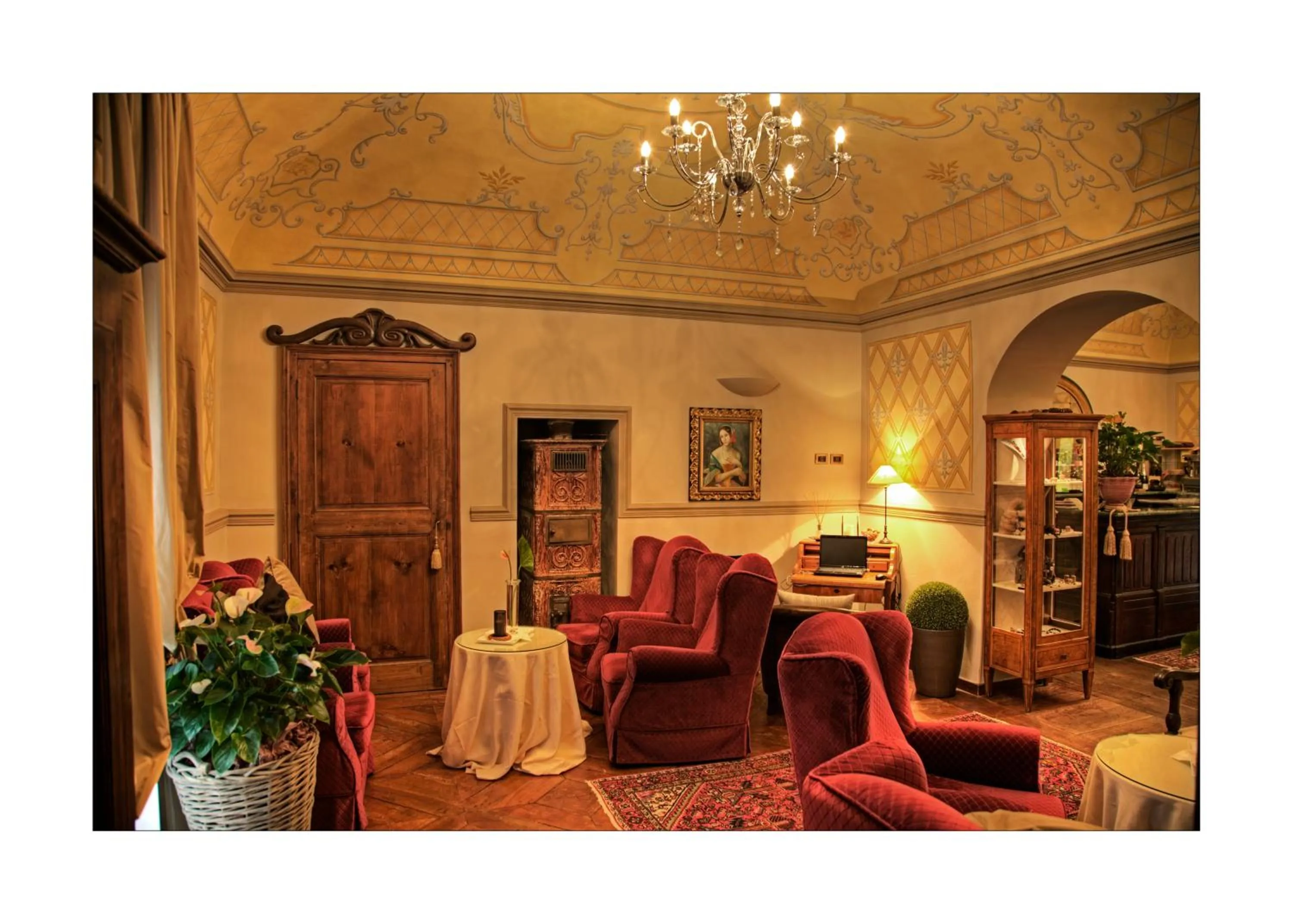 Communal lounge/ TV room in Hotel Villa Beccaris