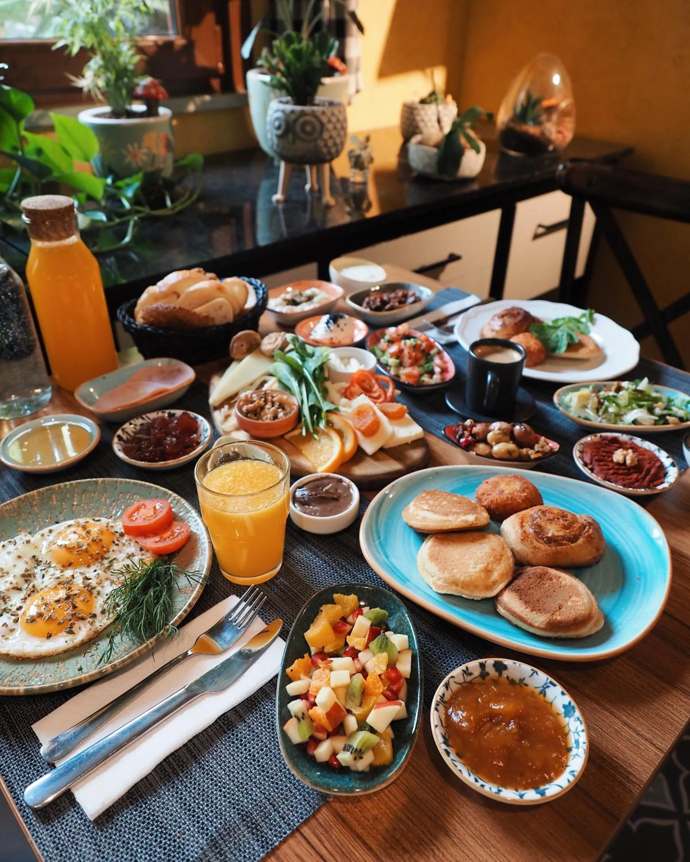 Restaurant/places to eat in Hotel Poem