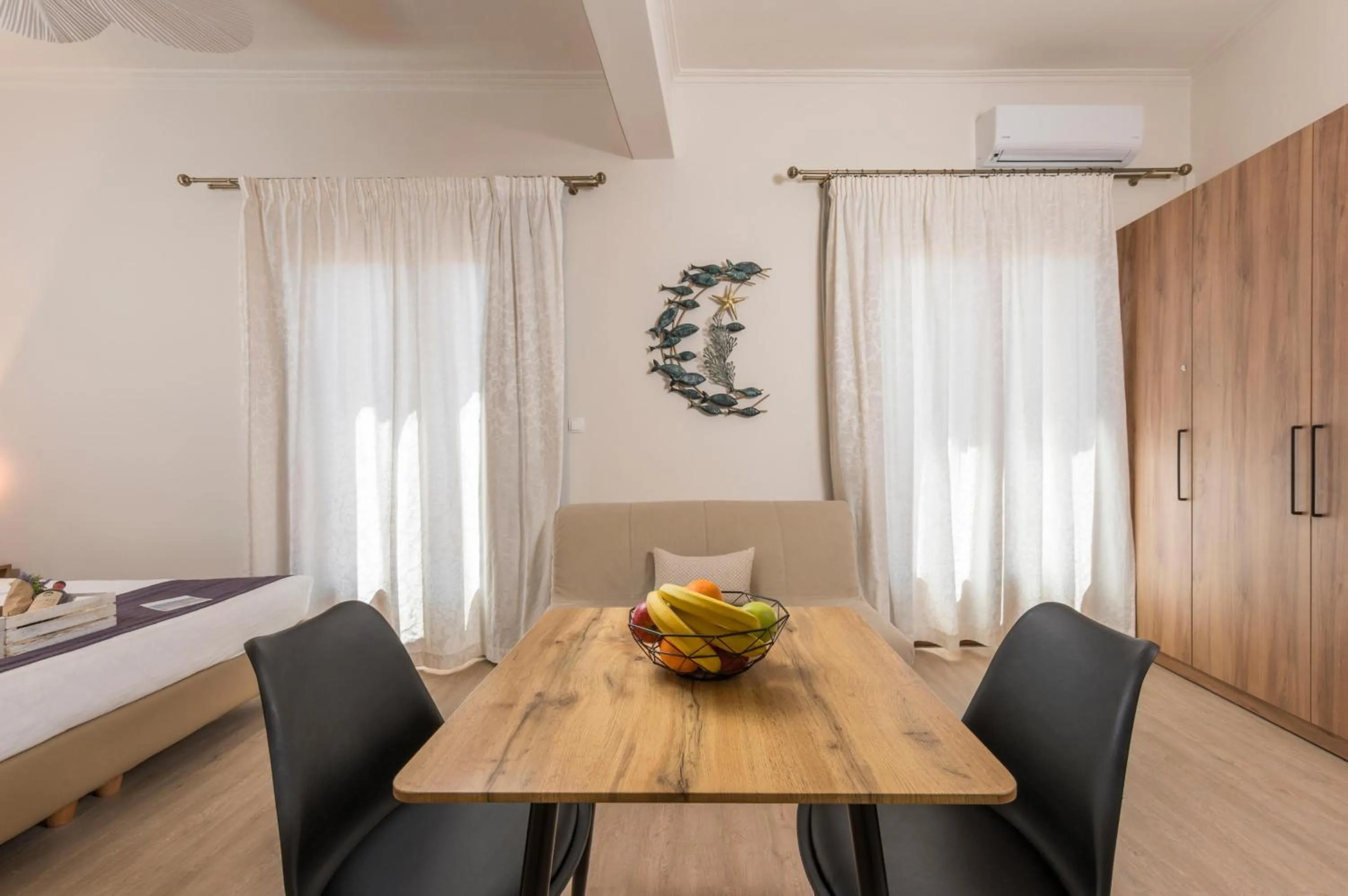 Dining area, Bed in Porto Orion Studios