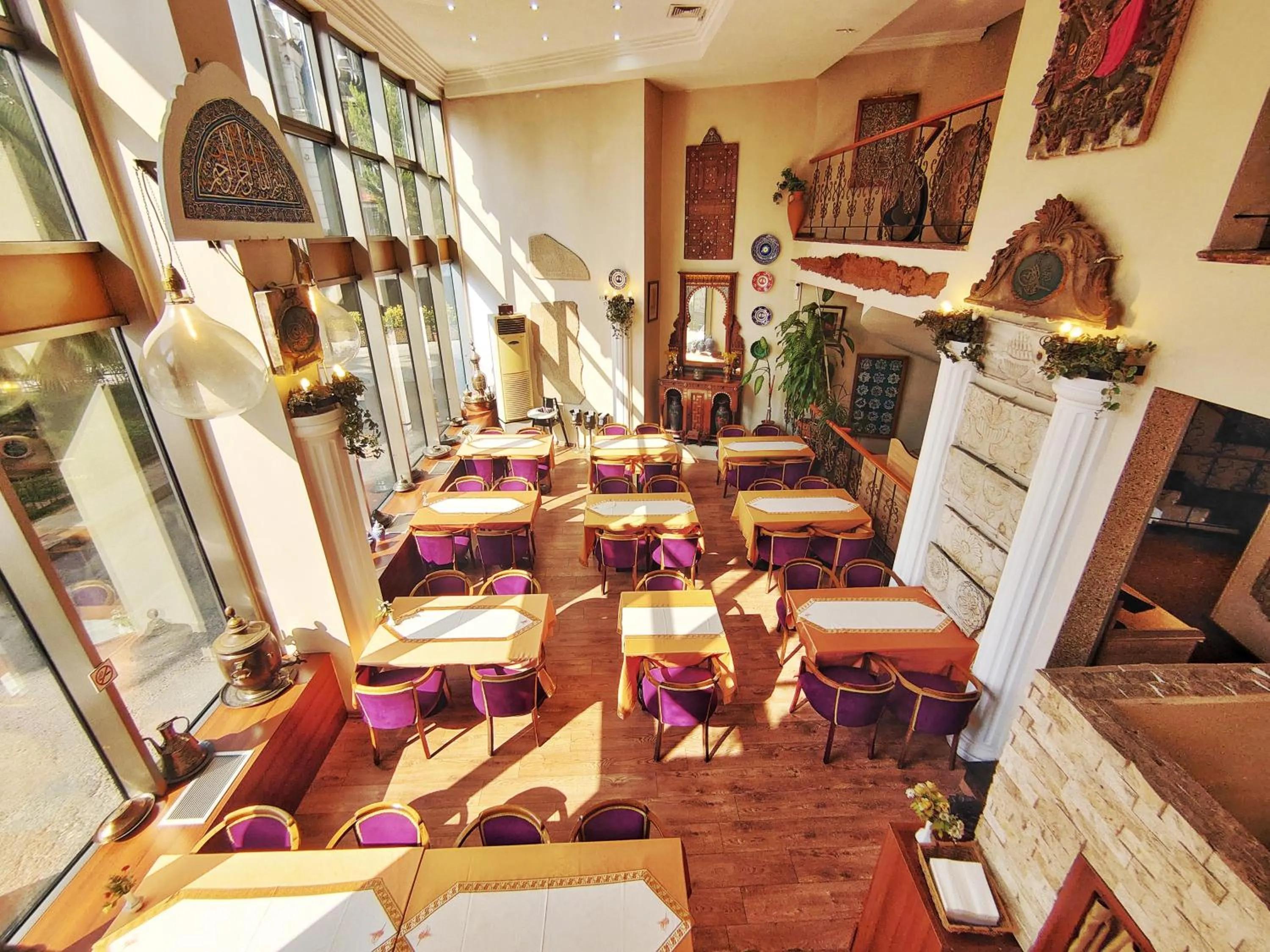 Restaurant/places to eat in Orient Mintur Hotel