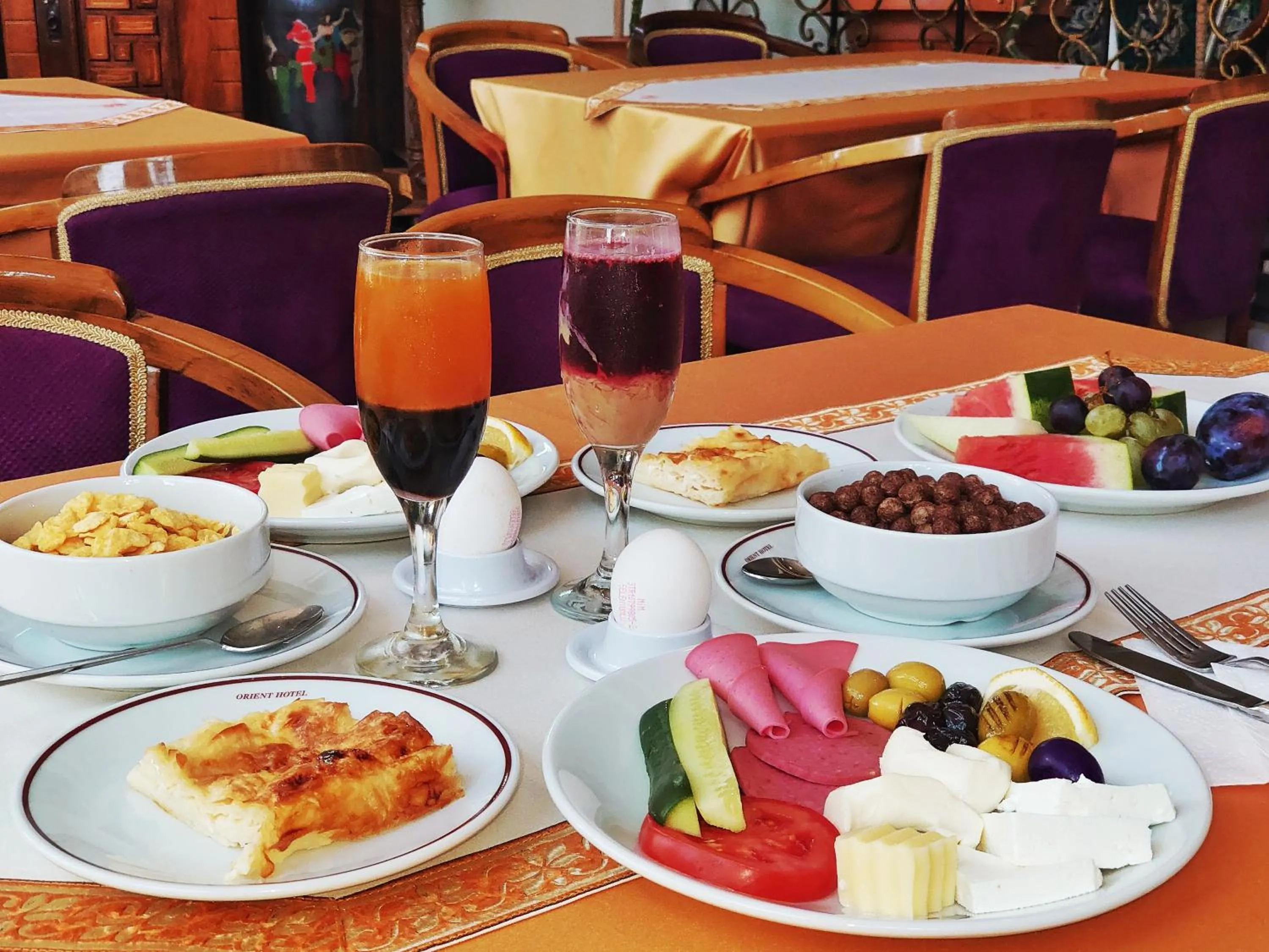 Restaurant/places to eat in Orient Mintur Hotel