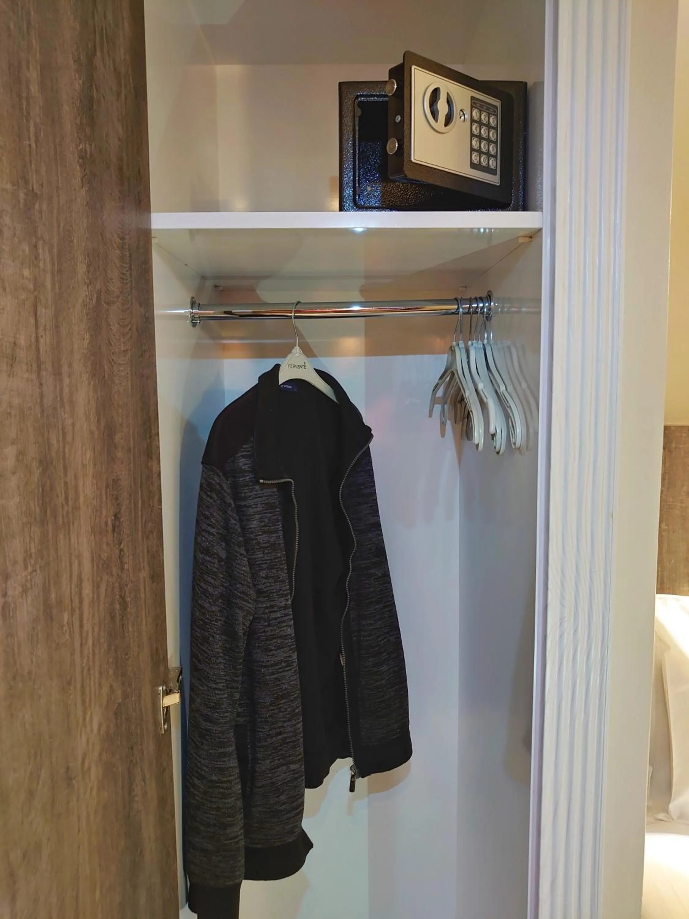 wardrobe in Orient Mintur Hotel