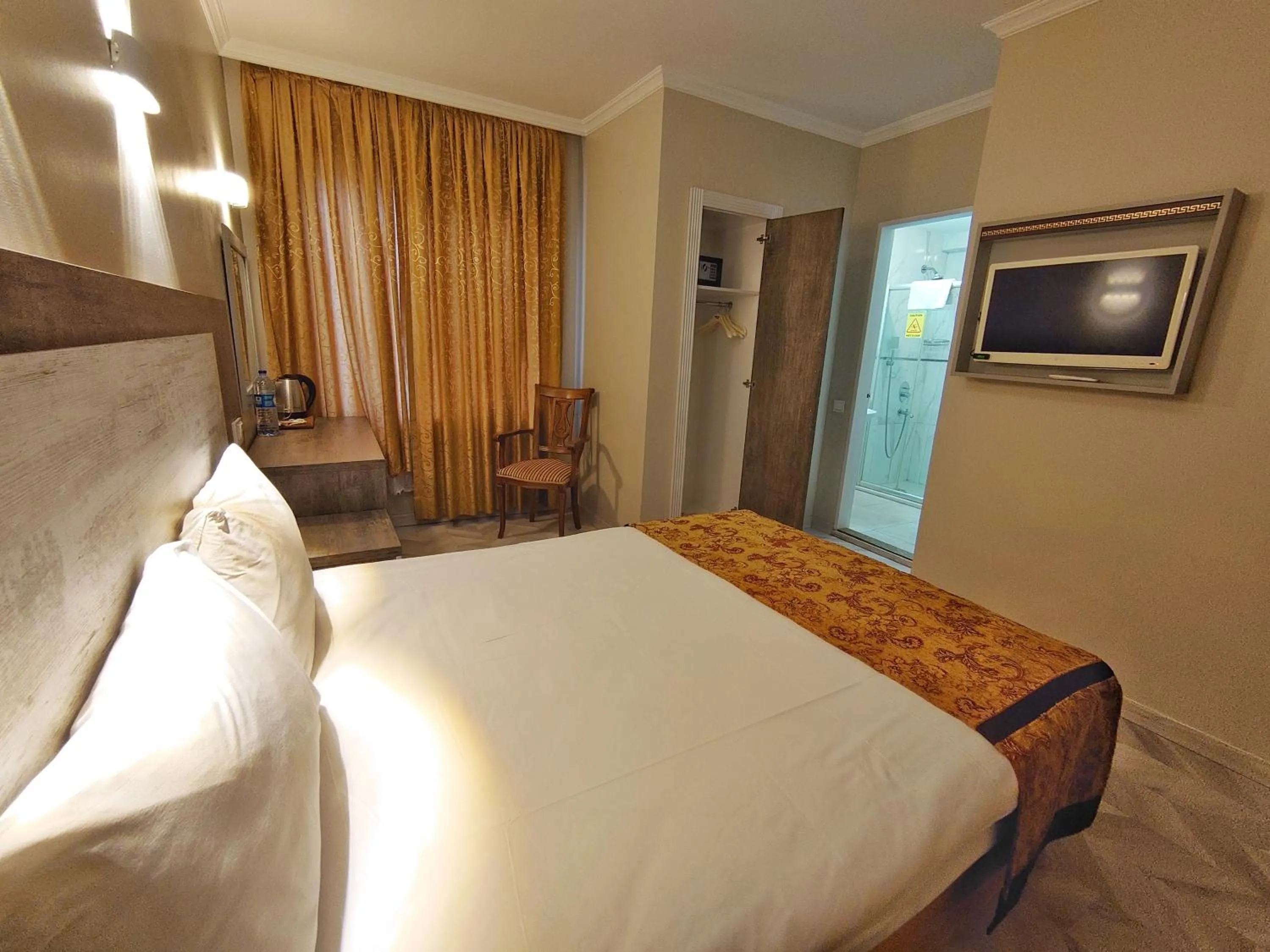 Bed in Orient Mintur Hotel