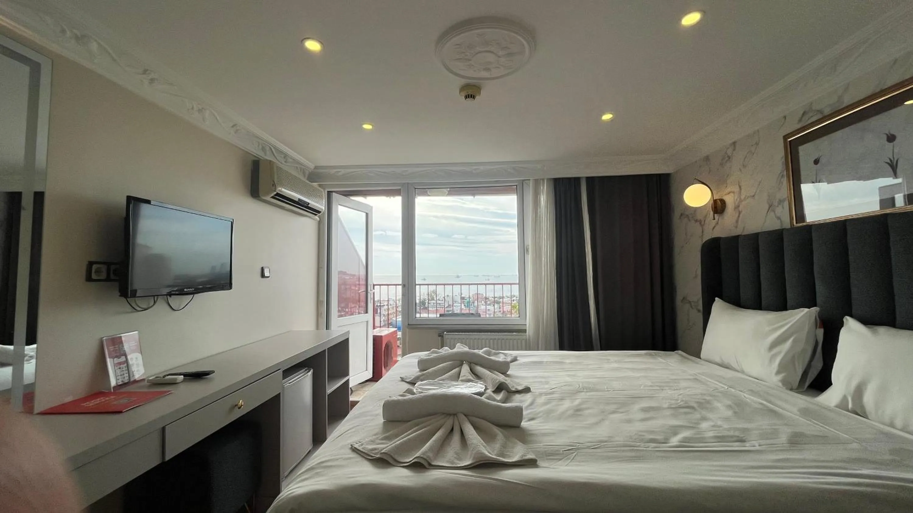 Bed in Hotel Tulip House