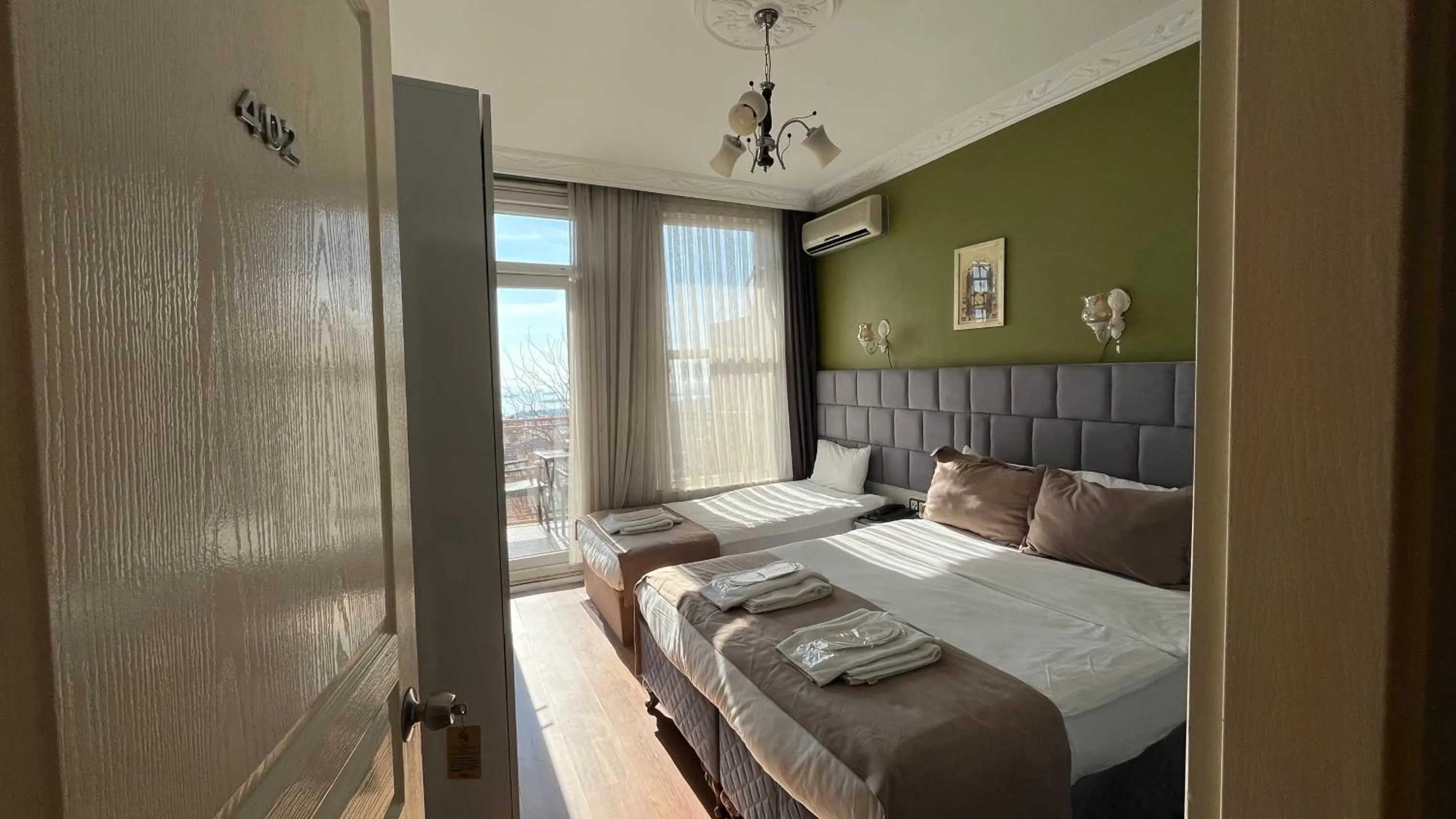 Triple Room with Balcony in Hotel Tulip House