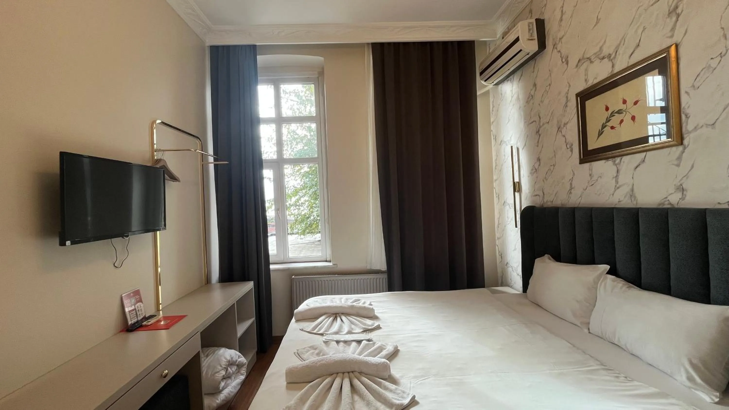 Bed in Hotel Tulip House