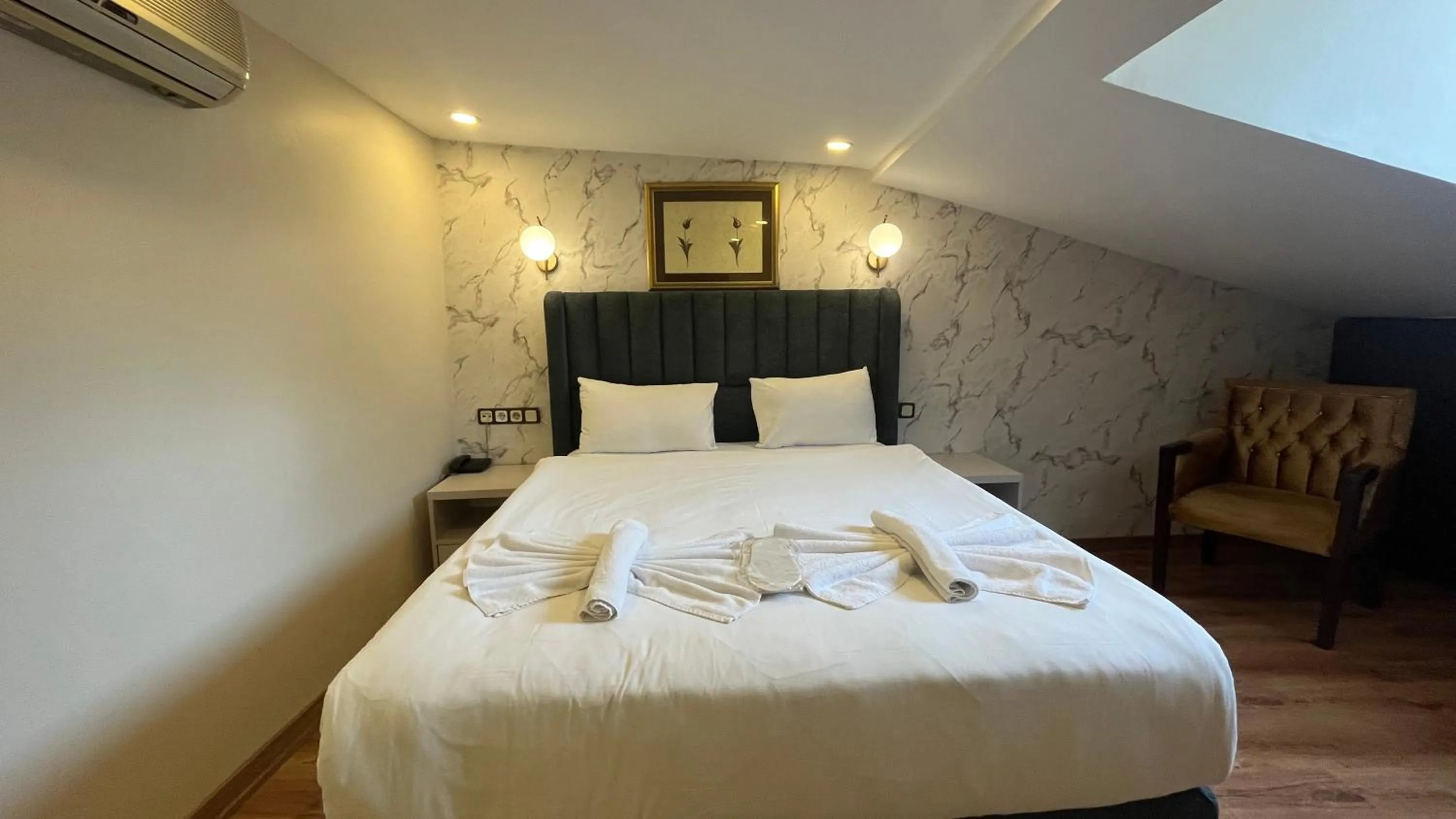 Bed in Hotel Tulip House