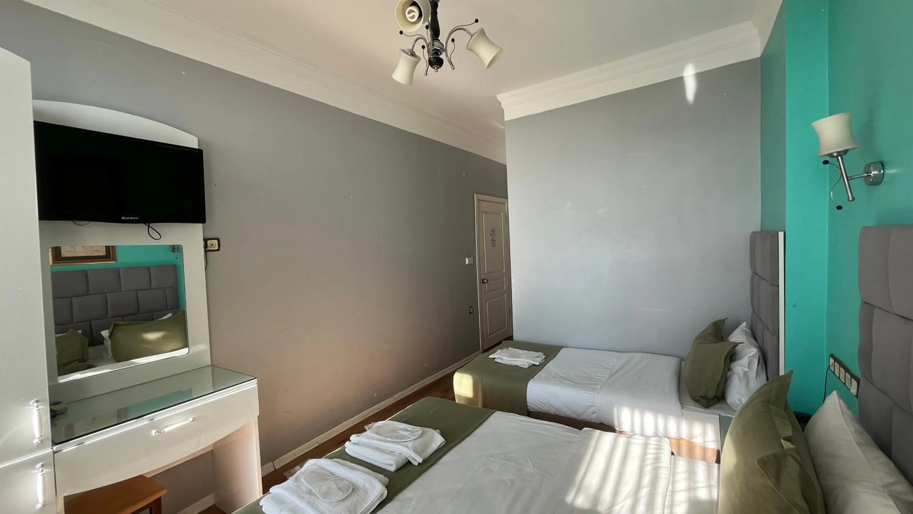 Triple Room with Balcony in Hotel Tulip House