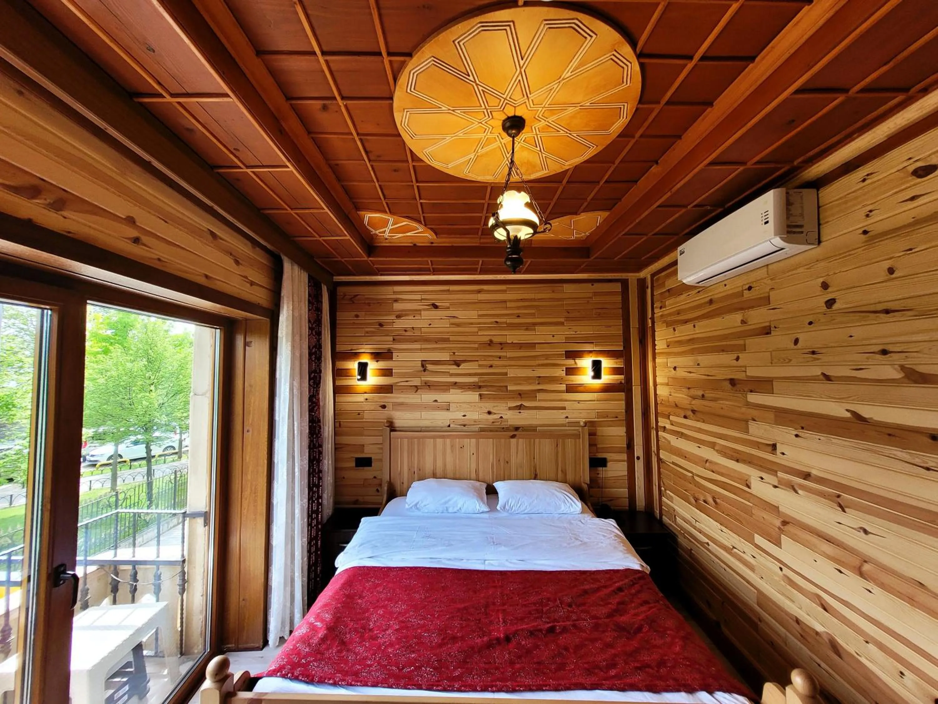 Photo of the whole room, Bed in Saruhan Hotel