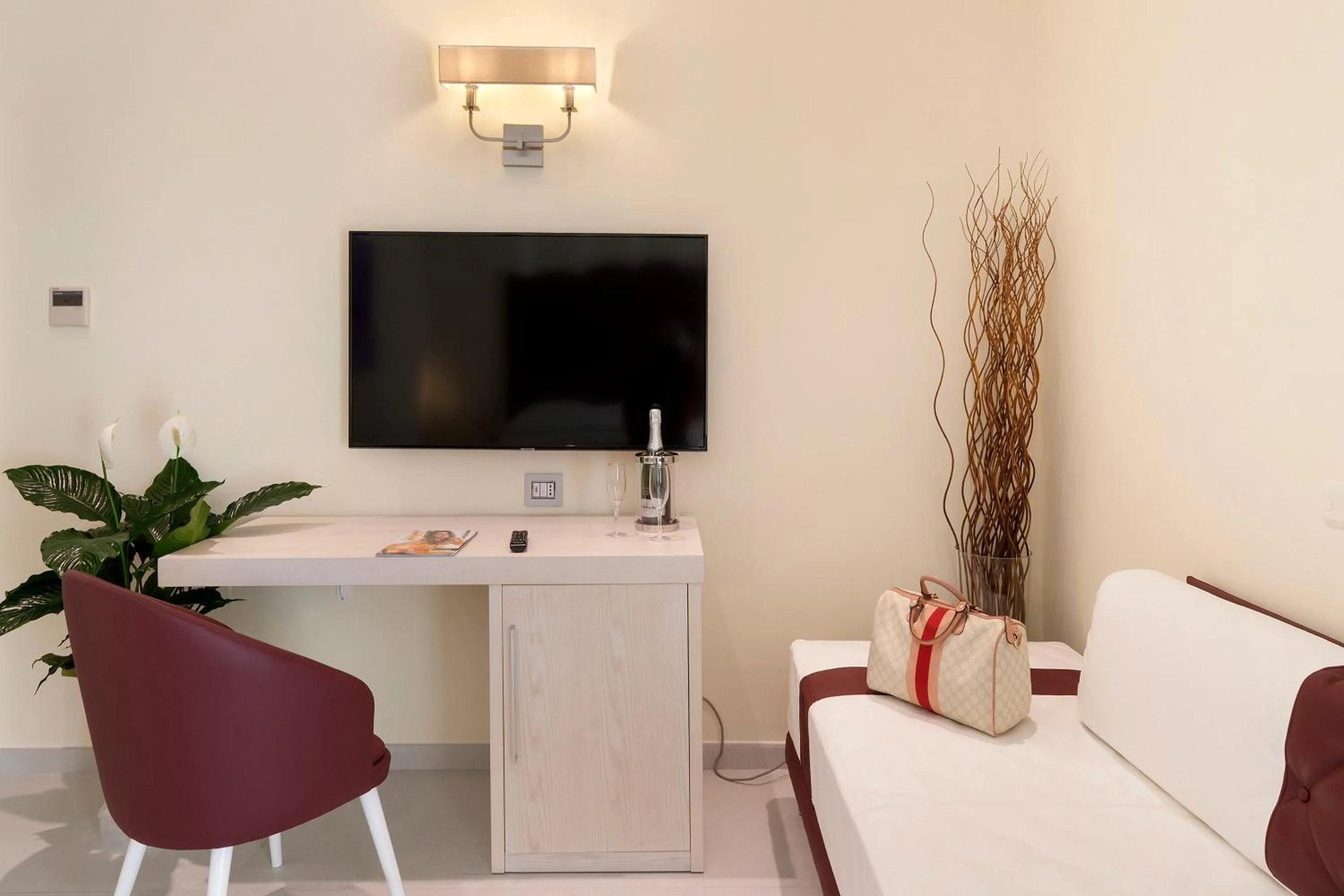 Communal lounge/ TV room in Palazzo Tritone & Abagnale