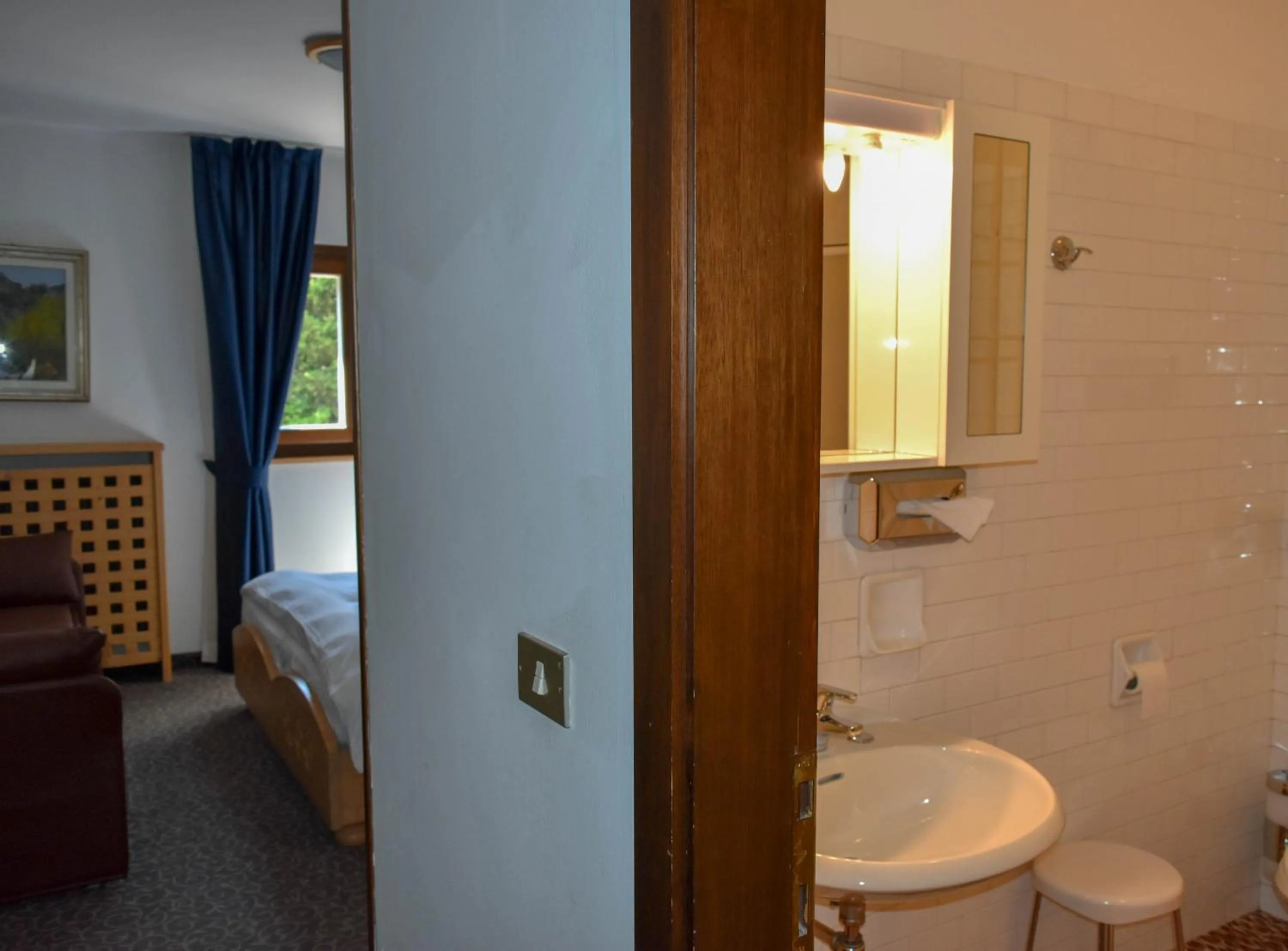 Bathroom, Bed in Hotel Europa