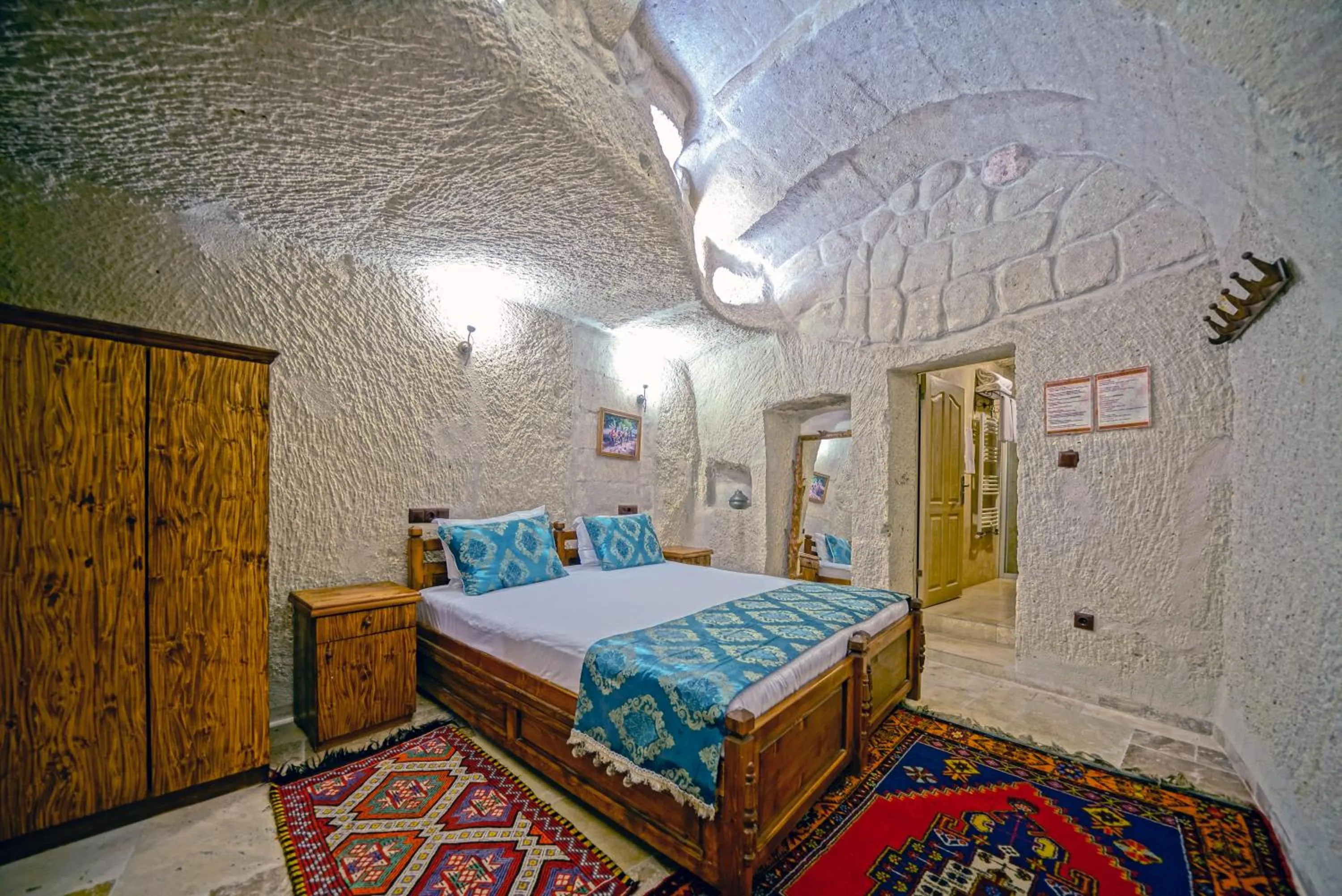 Photo of the whole room, Bed in Elysee Cave House