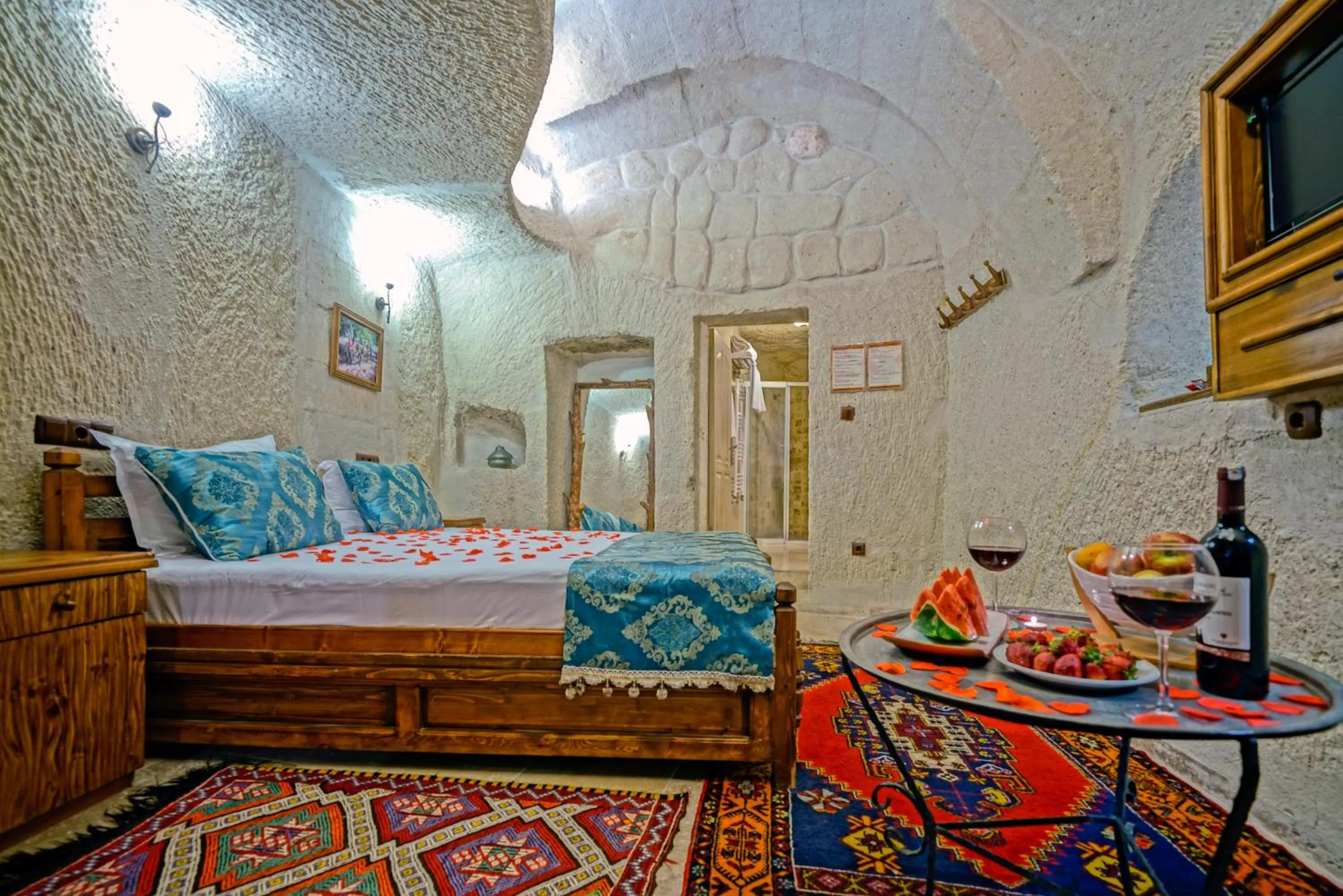 Photo of the whole room, Bed in Elysee Cave House