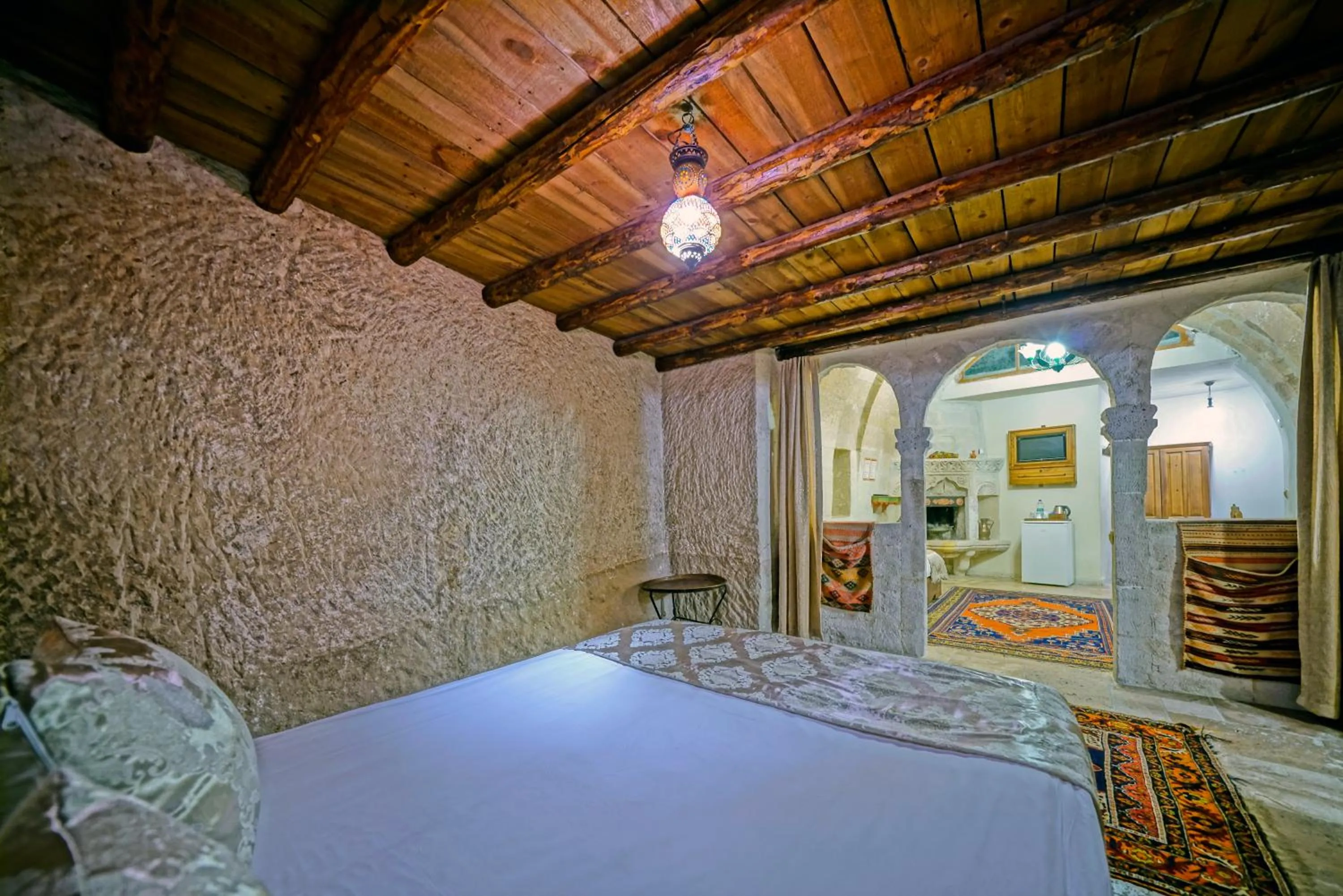 Photo of the whole room, Bed in Elysee Cave House
