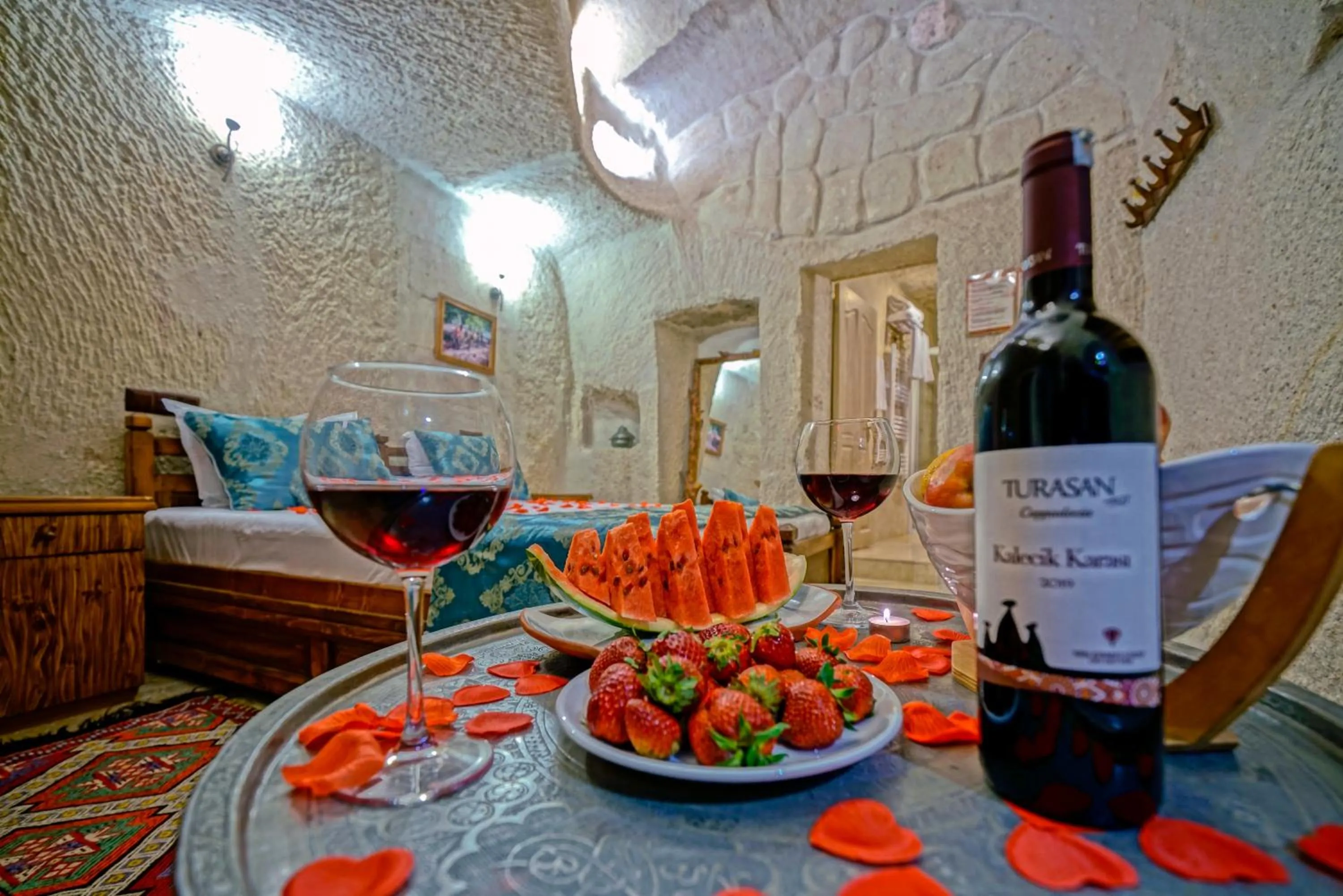 Photo of the whole room in Elysee Cave House