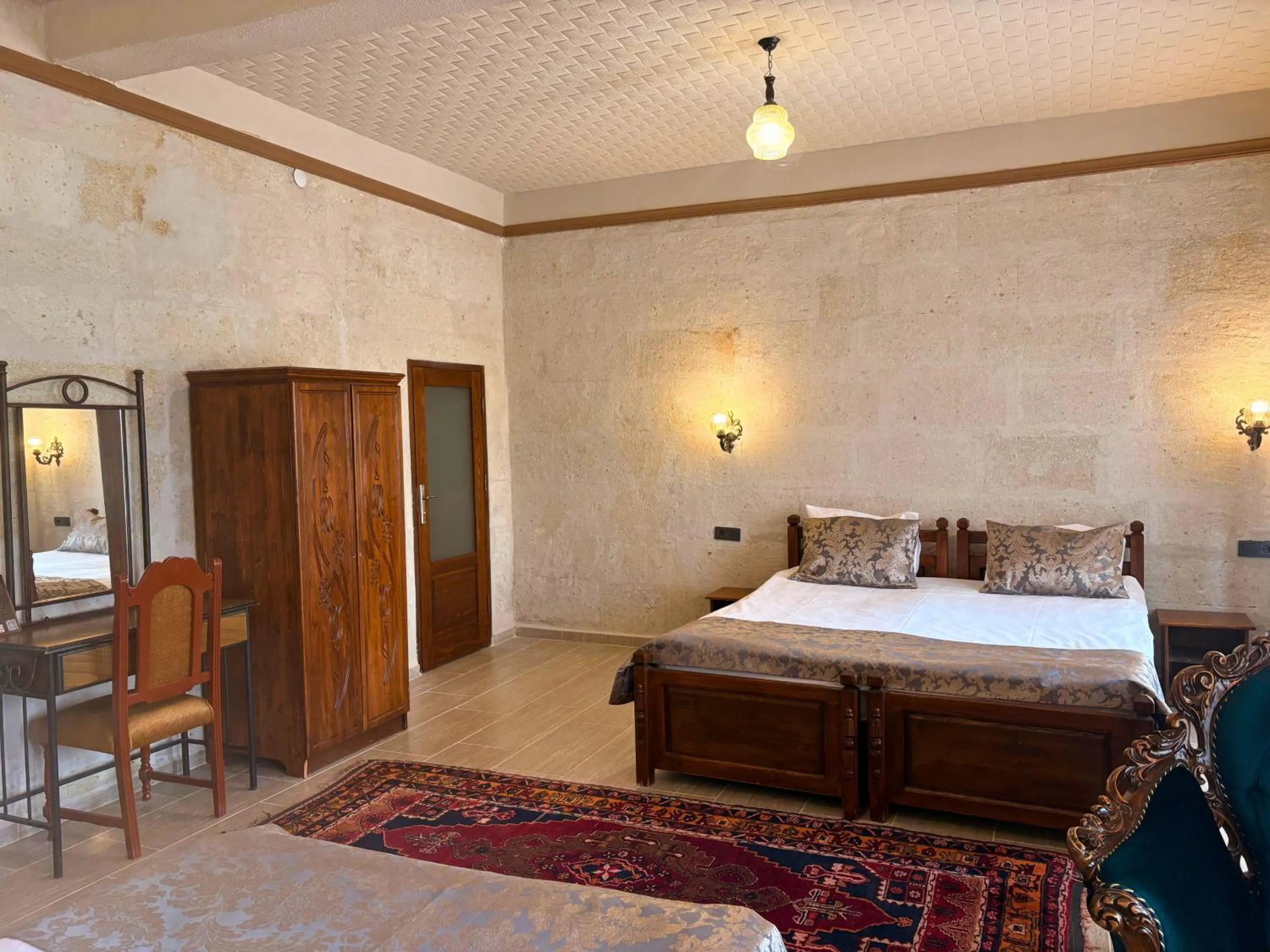 Photo of the whole room, Bed in Elysee Cave House