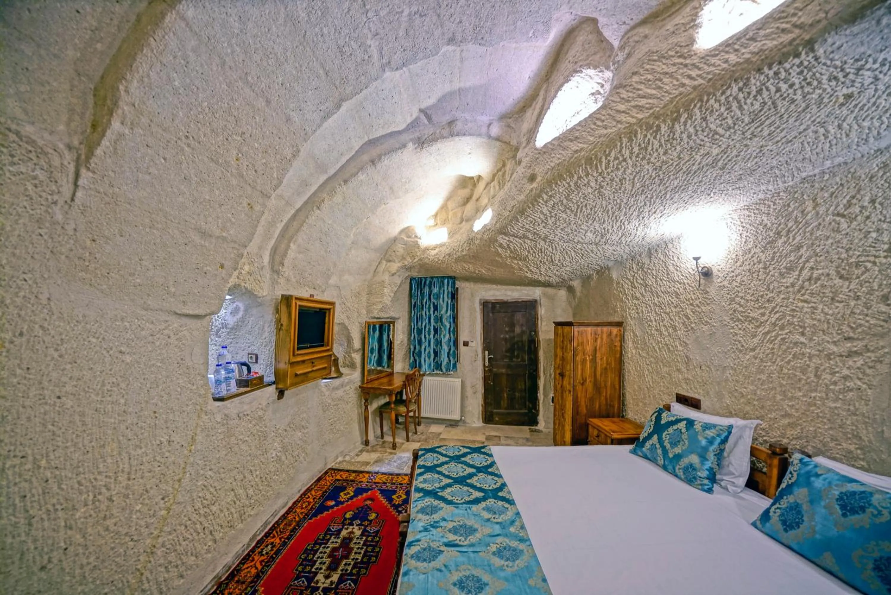 Photo of the whole room, Bed in Elysee Cave House