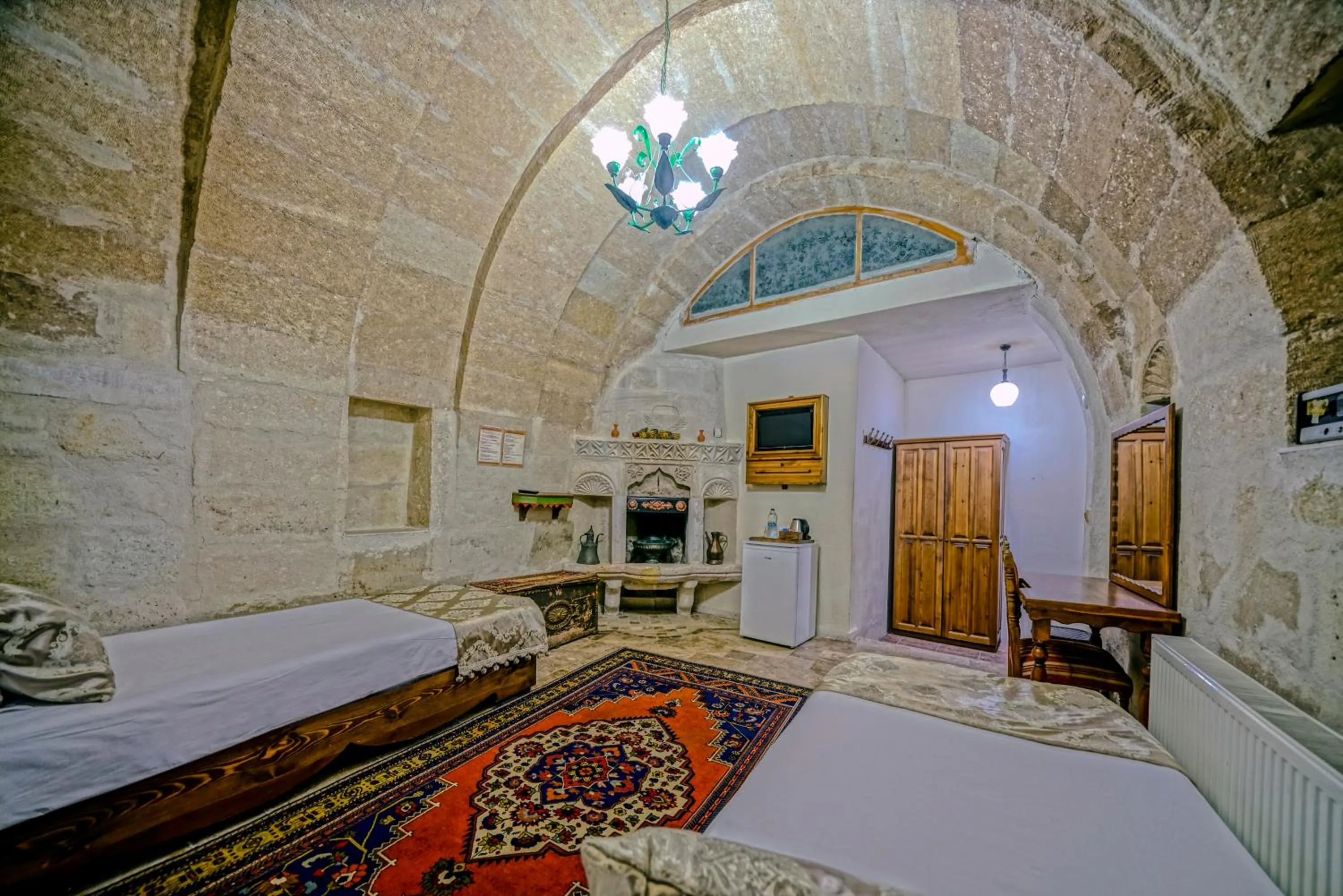 Photo of the whole room, Bed in Elysee Cave House