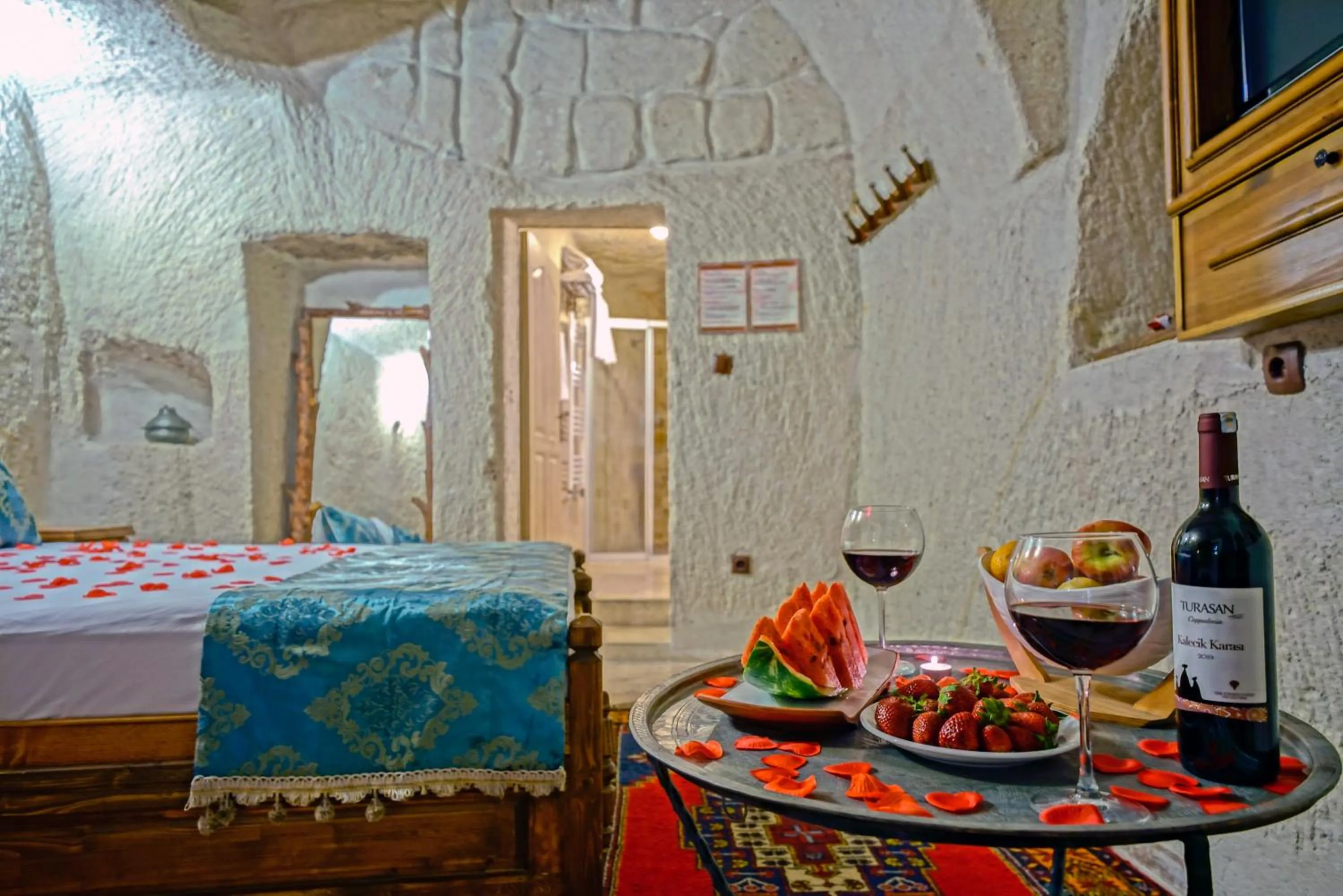 Photo of the whole room, Bed in Elysee Cave House