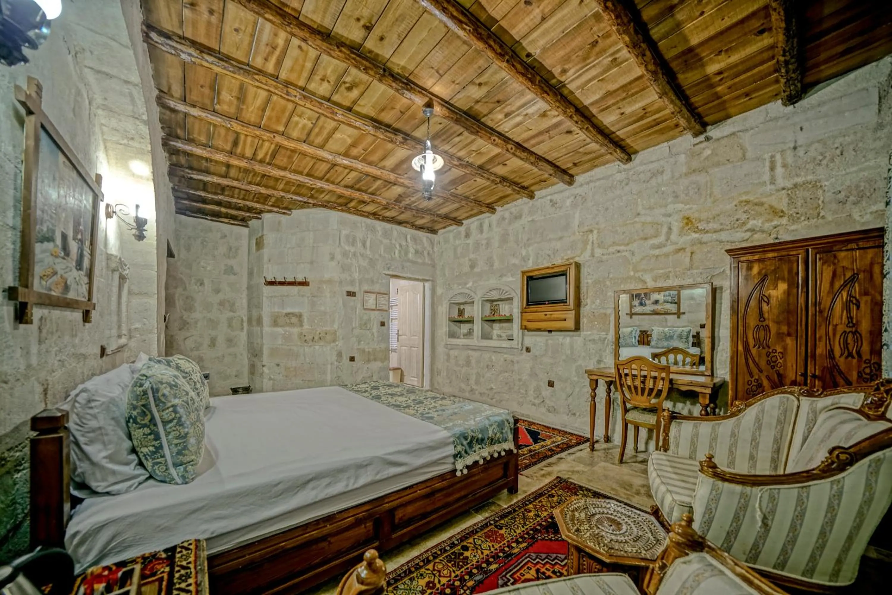 Photo of the whole room, Bed in Elysee Cave House