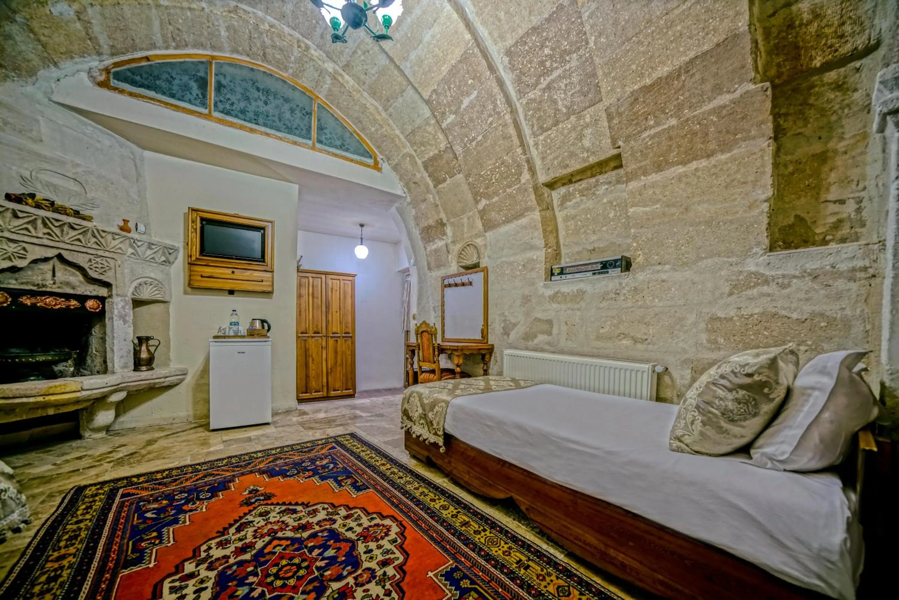 Photo of the whole room in Elysee Cave House