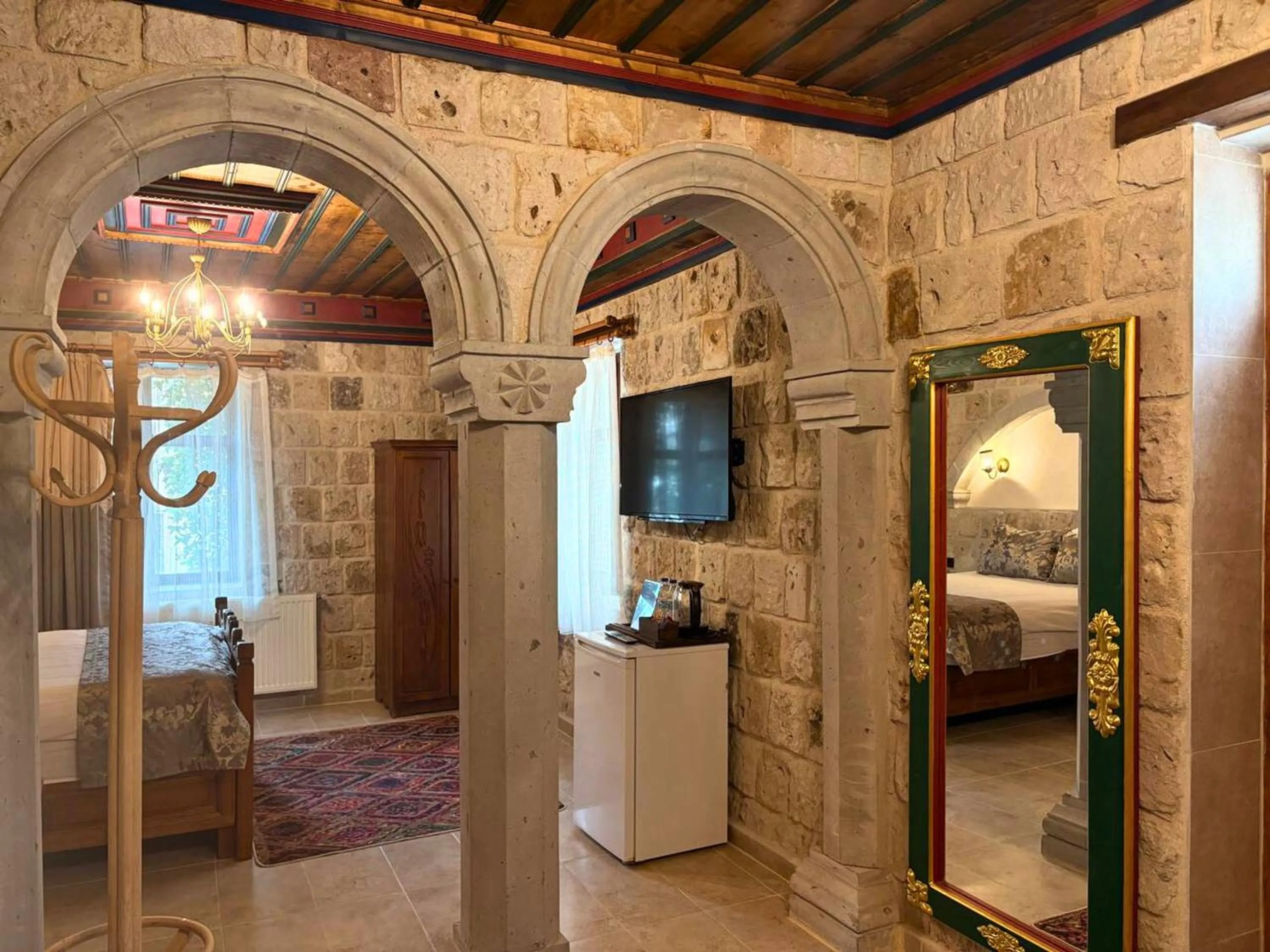 Photo of the whole room, Bed in Elysee Cave House