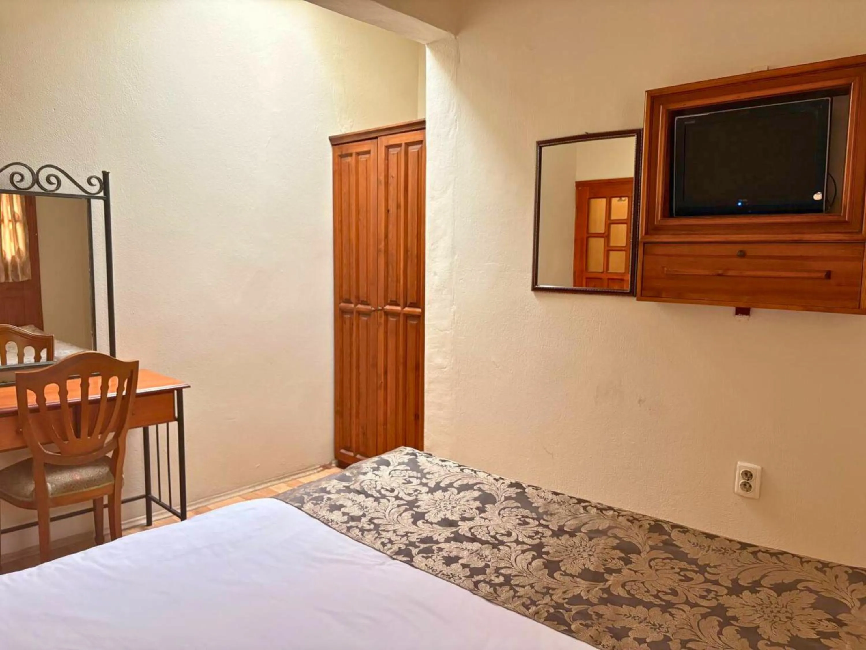 TV and multimedia, Bed in Elysee Cave House