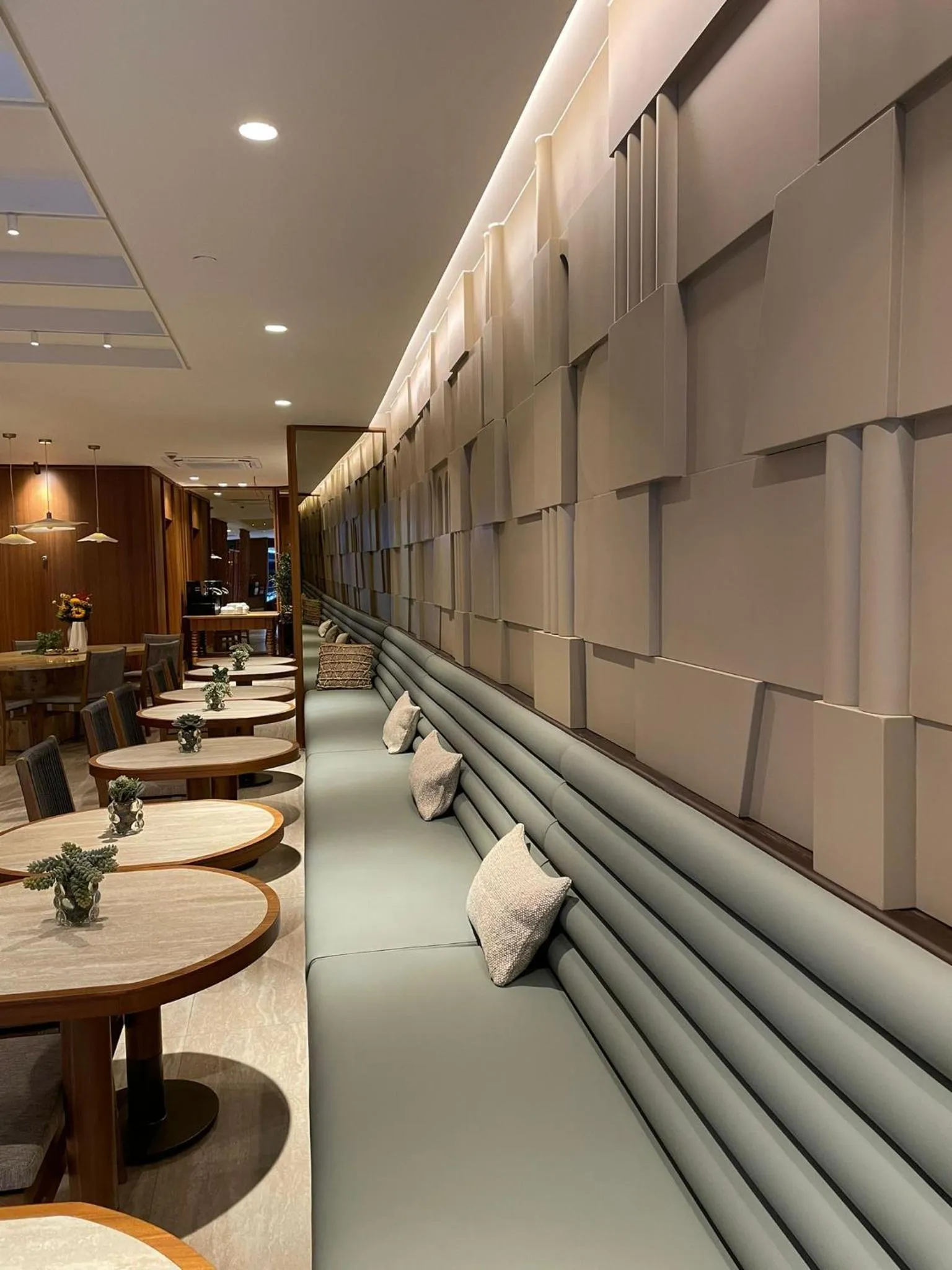 Restaurant/places to eat in Housez Suites & Apartments Special Class