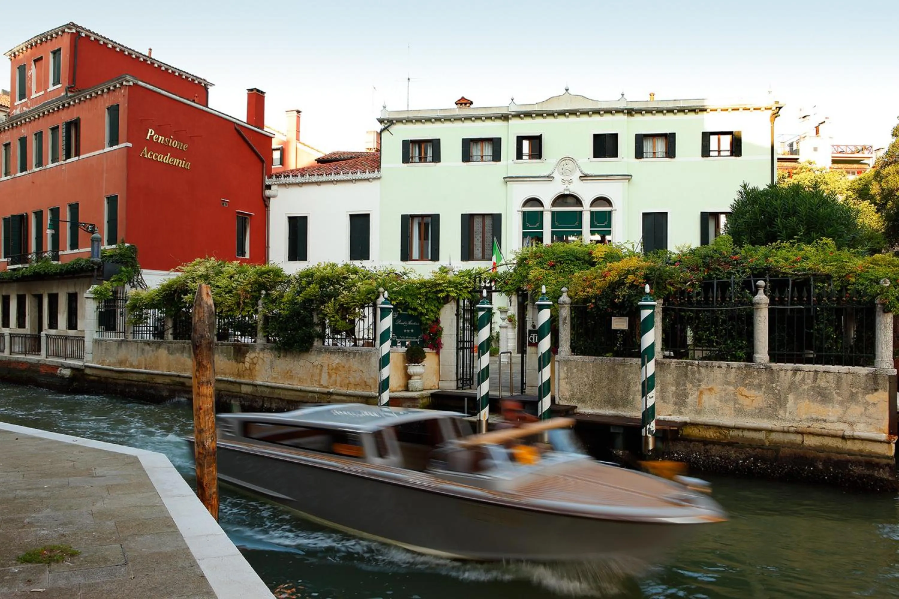 Facade/entrance in Pensione Accademia - Villa Maravege