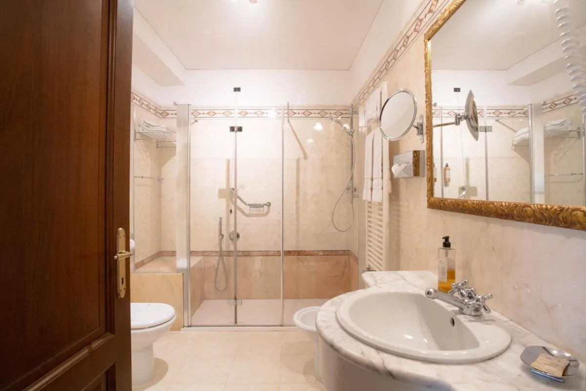 Shower in Pensione Accademia - Villa Maravege